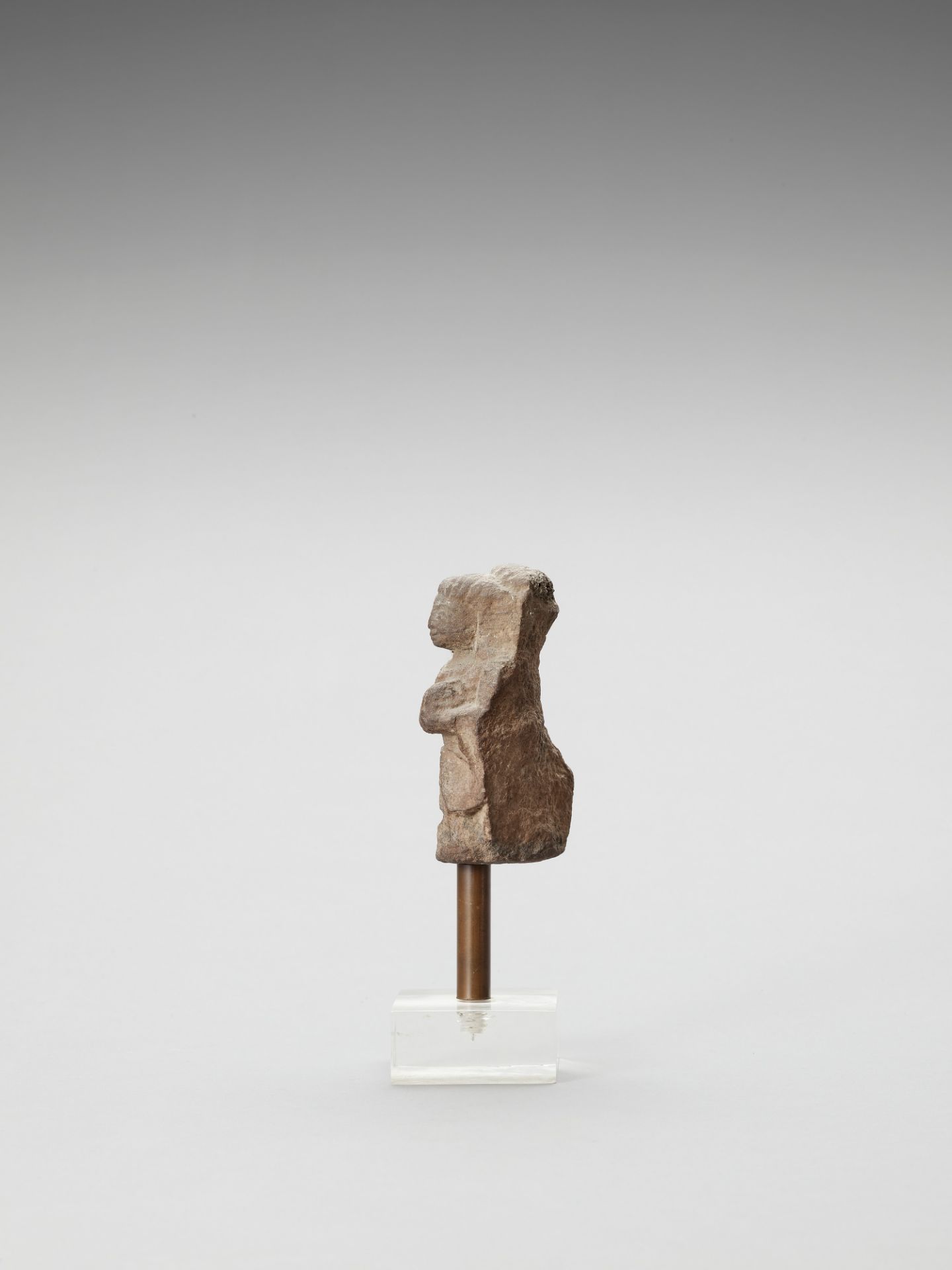 AN INDIAN RED SANDSTONE FRAGMENT DEPICTING A FEMALE WORSHIPPER - Image 3 of 5