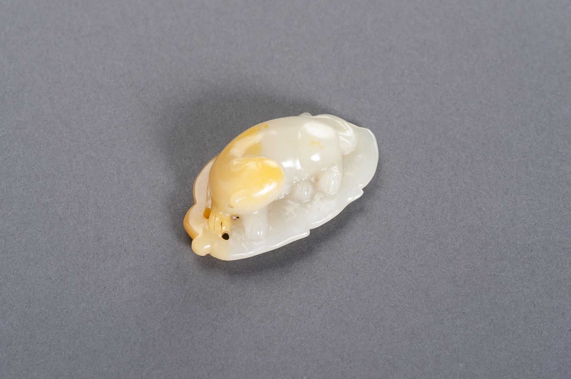 A CELADON AND YELLOW JADE 'CAT ON LEAF' PENDANT, LATE QING TO REPUBLIC - Image 4 of 7