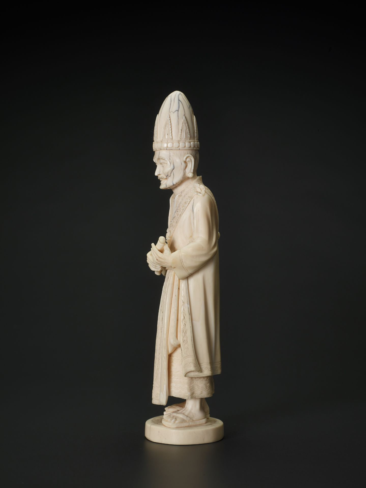 A 19TH CENTURY INDO-PERSIAN IVORY SCULPTURE OF A PRIEST - Image 2 of 6