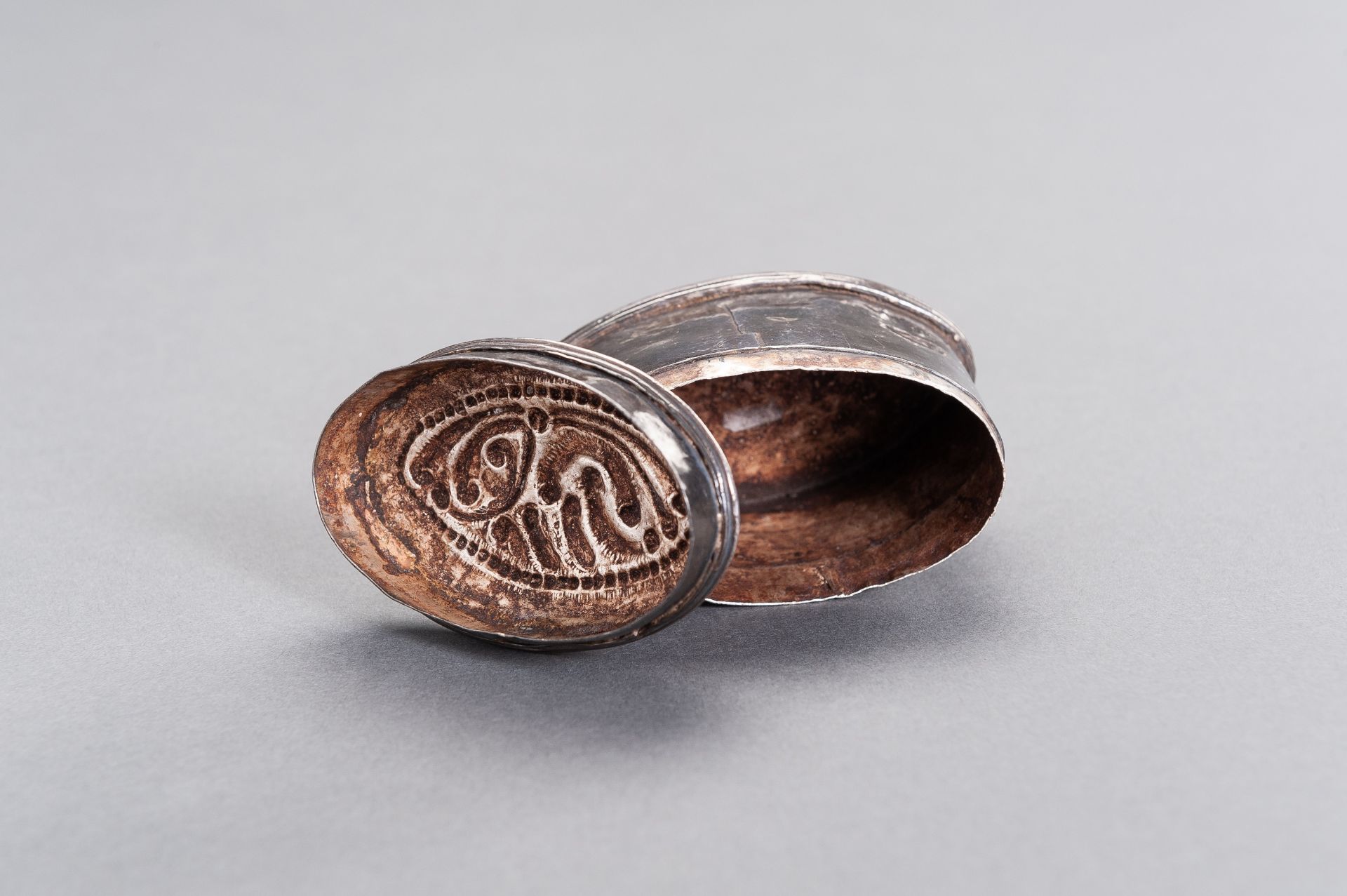 AN OVAL-SHAPED SILVER MEDICINE BOX - Image 6 of 7
