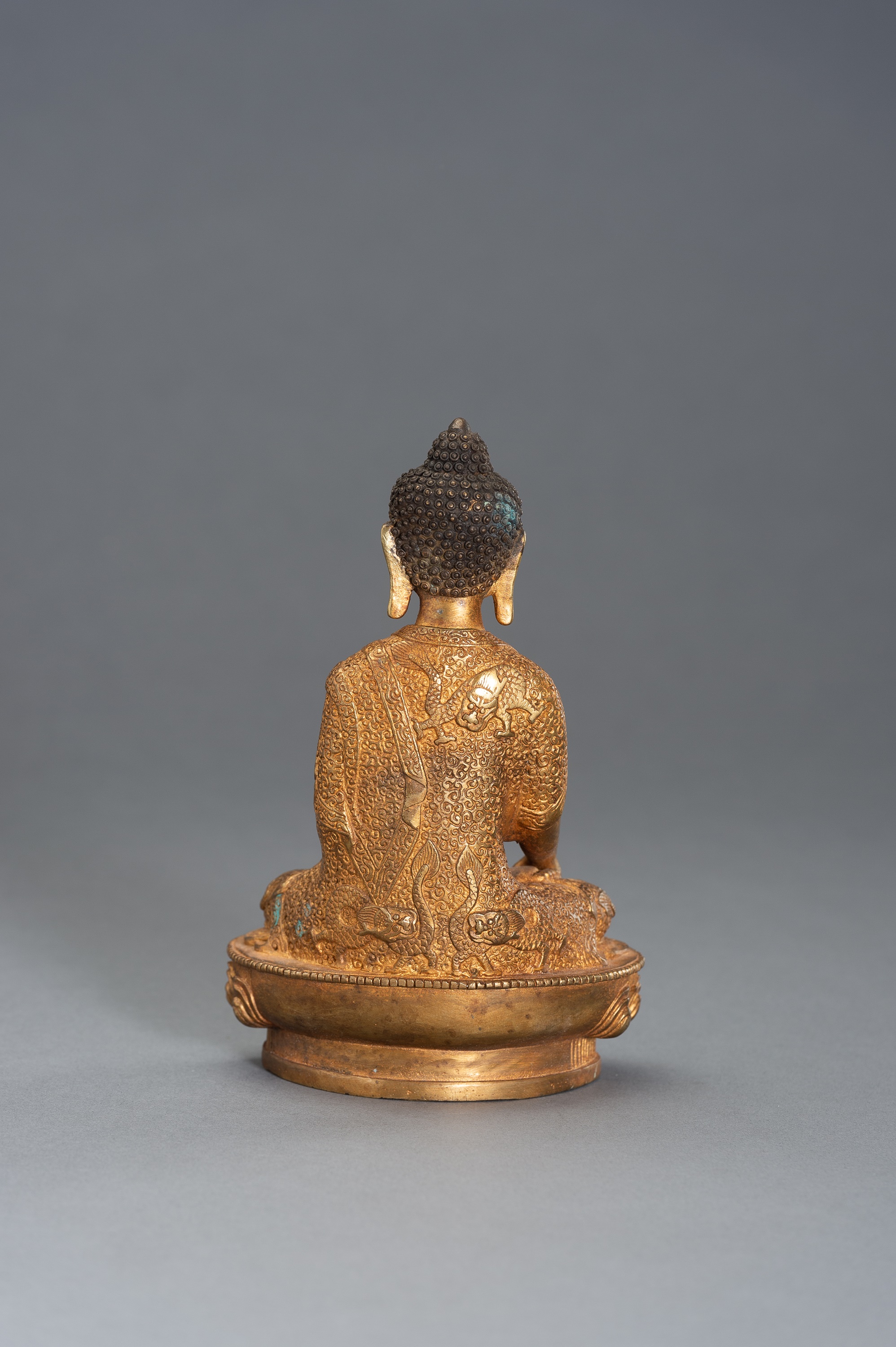 A GILT BRONZE BUDDHA - Image 6 of 8