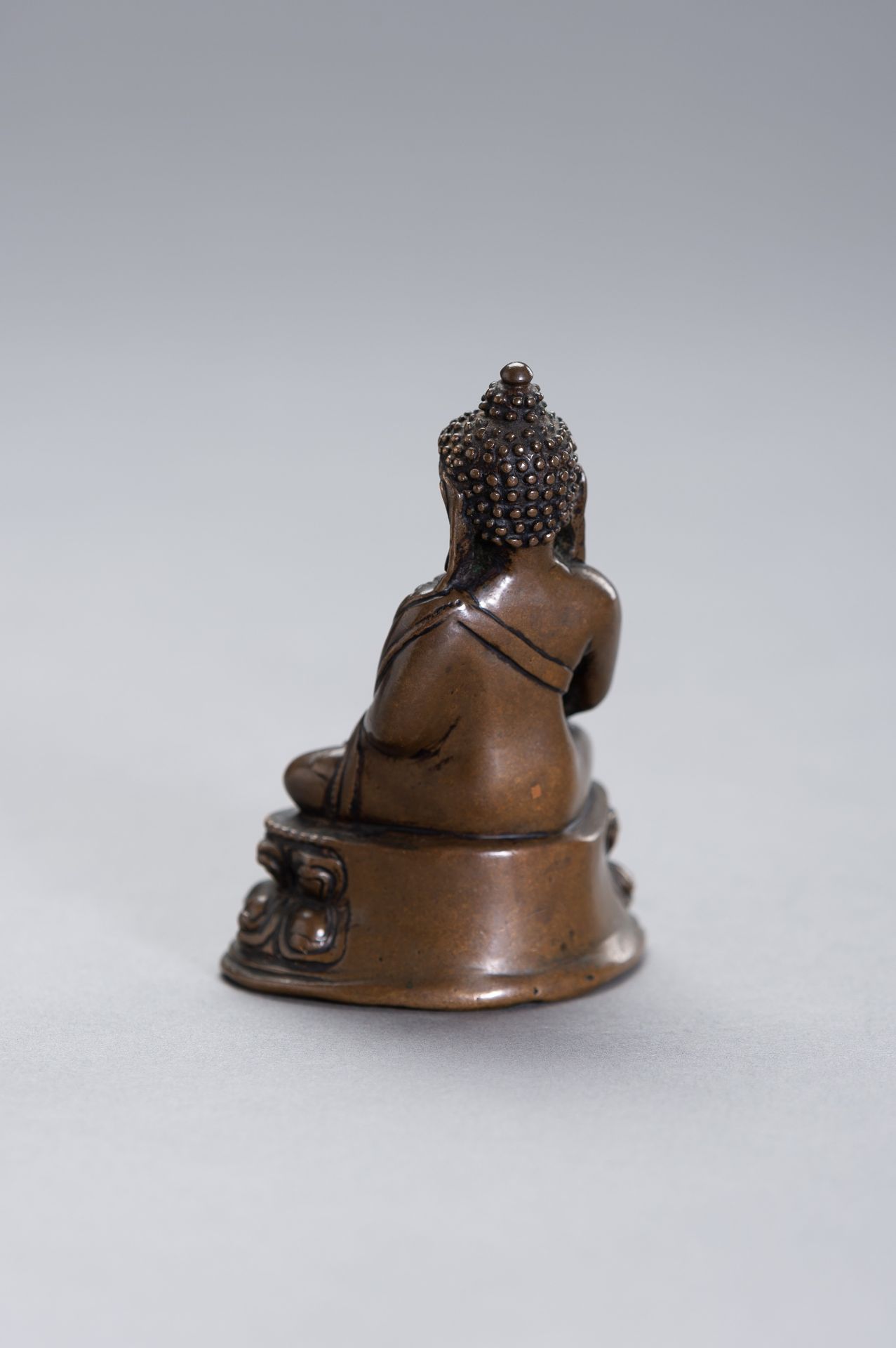 A COPPER BRONZE FIGURE OF BUDDHA SHAKYAMUNI - Image 7 of 9