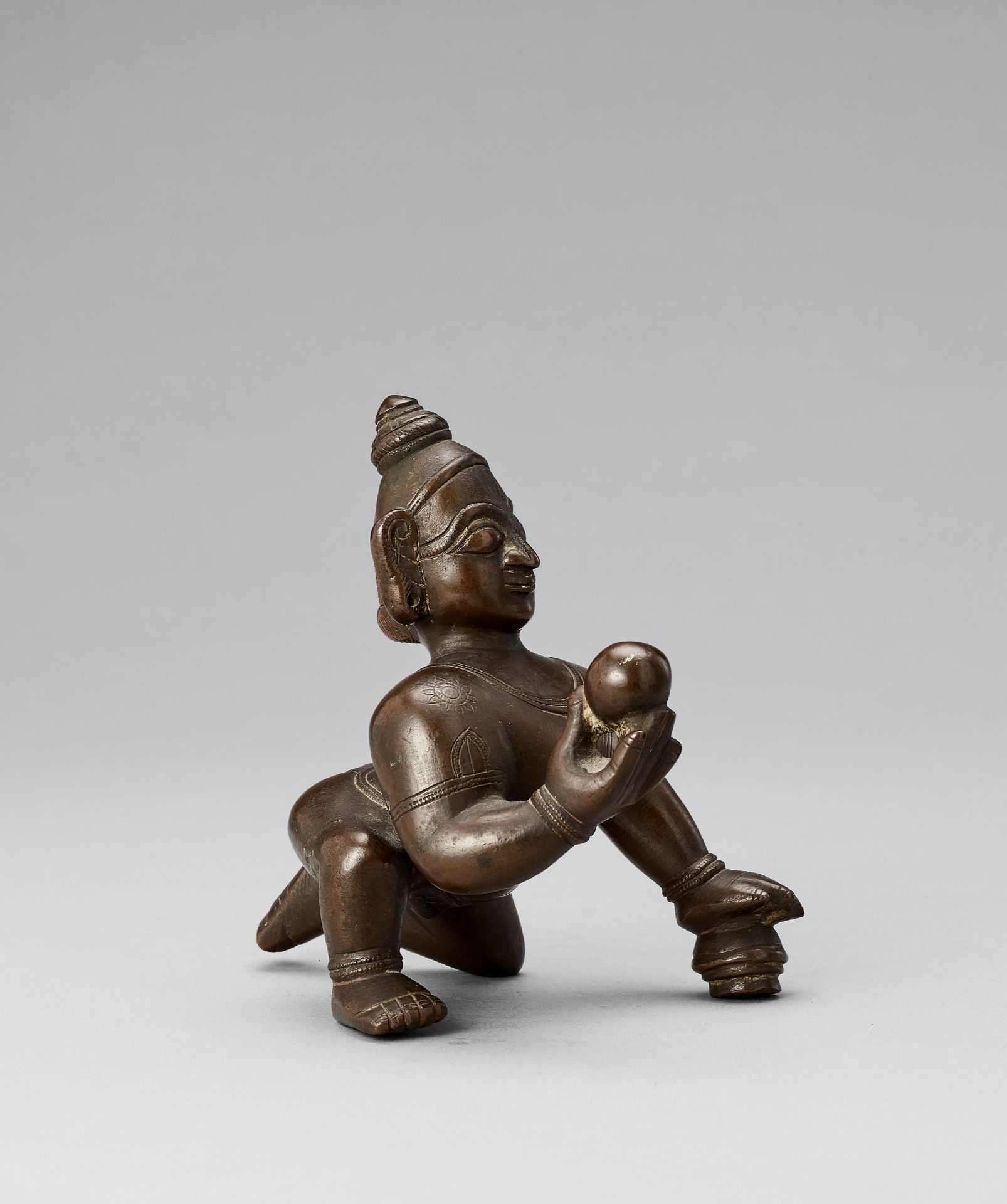 A HEAVILY CAST BRONZE FIGURE OF BALAKRISHNA, 18TH-19TH CENTURY - Image 5 of 7