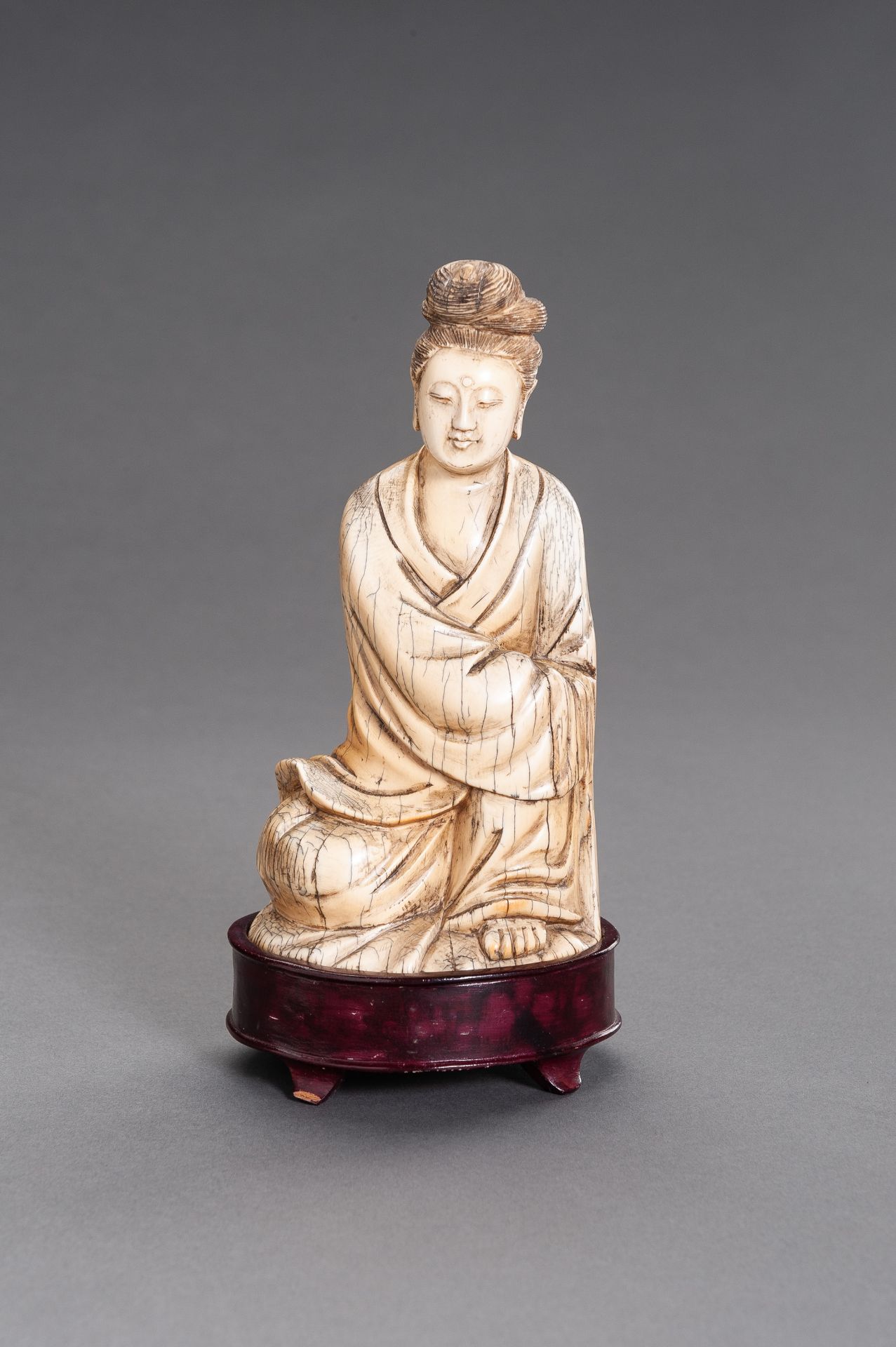 A MING-STYLE IVORY FIGURE OF GUANYIN, QING DYNASTY