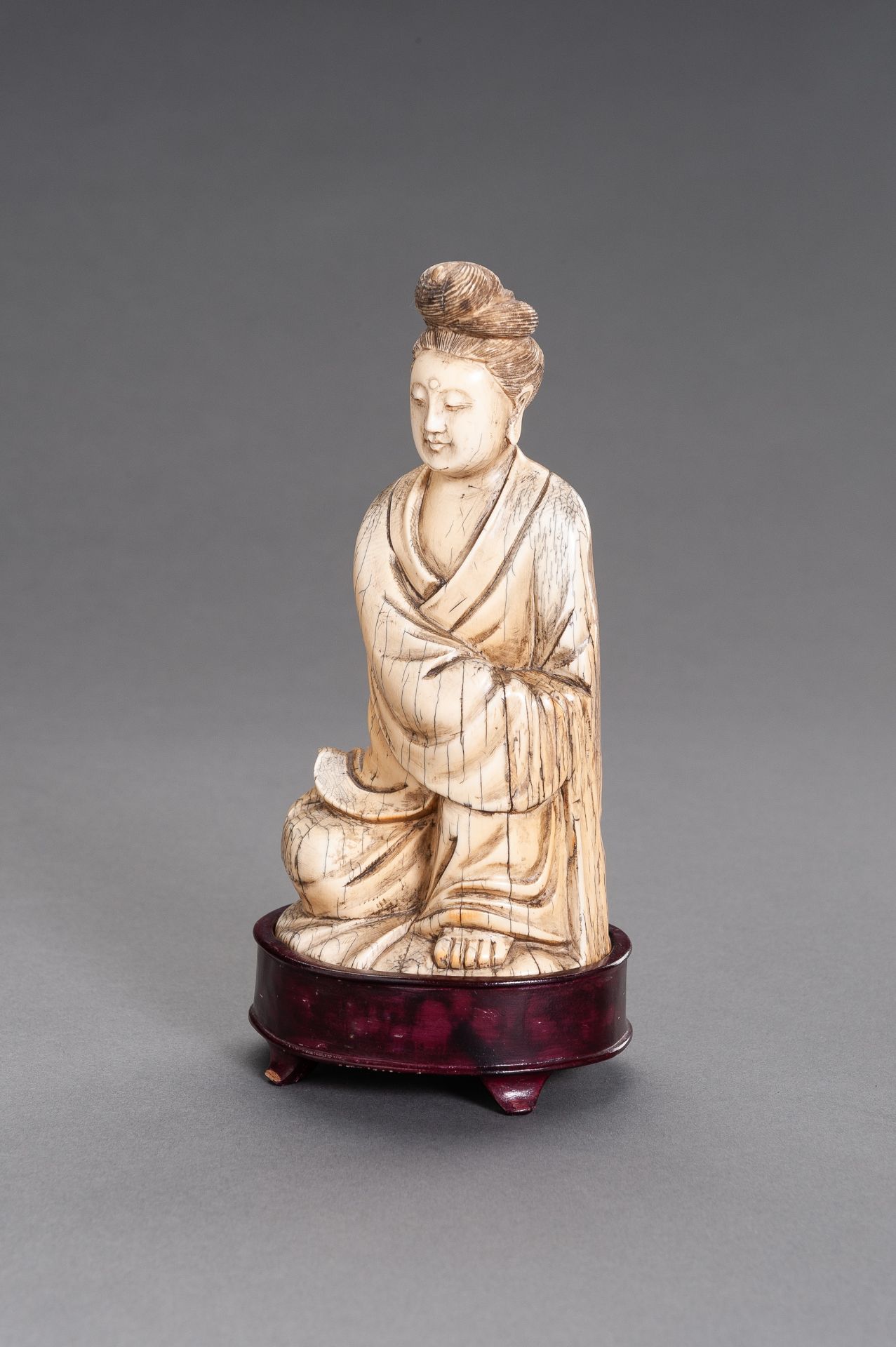 A MING-STYLE IVORY FIGURE OF GUANYIN, QING DYNASTY - Image 7 of 10