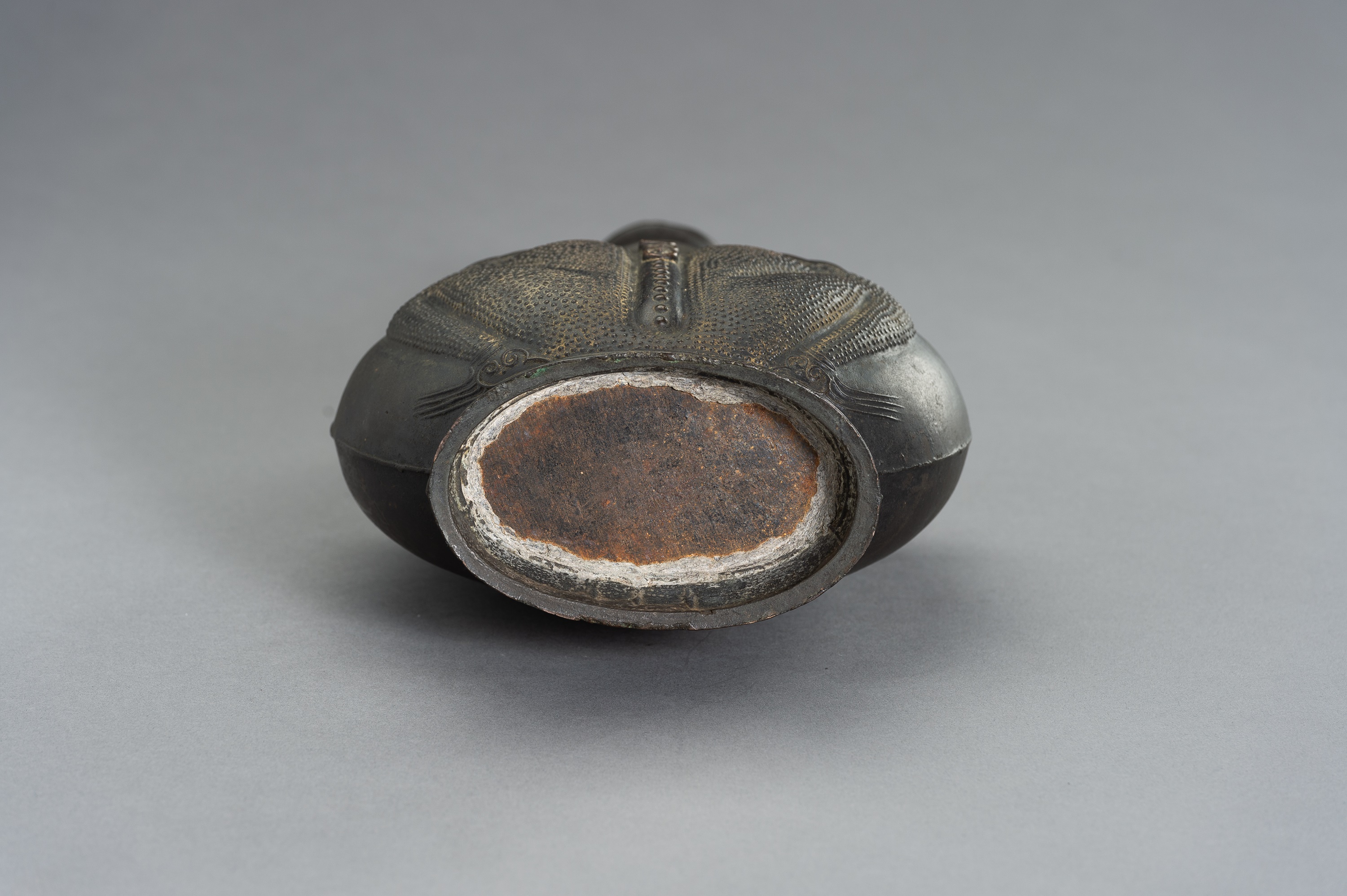 A REMARKABLE BRONZE TOAD FLASK - Image 12 of 13