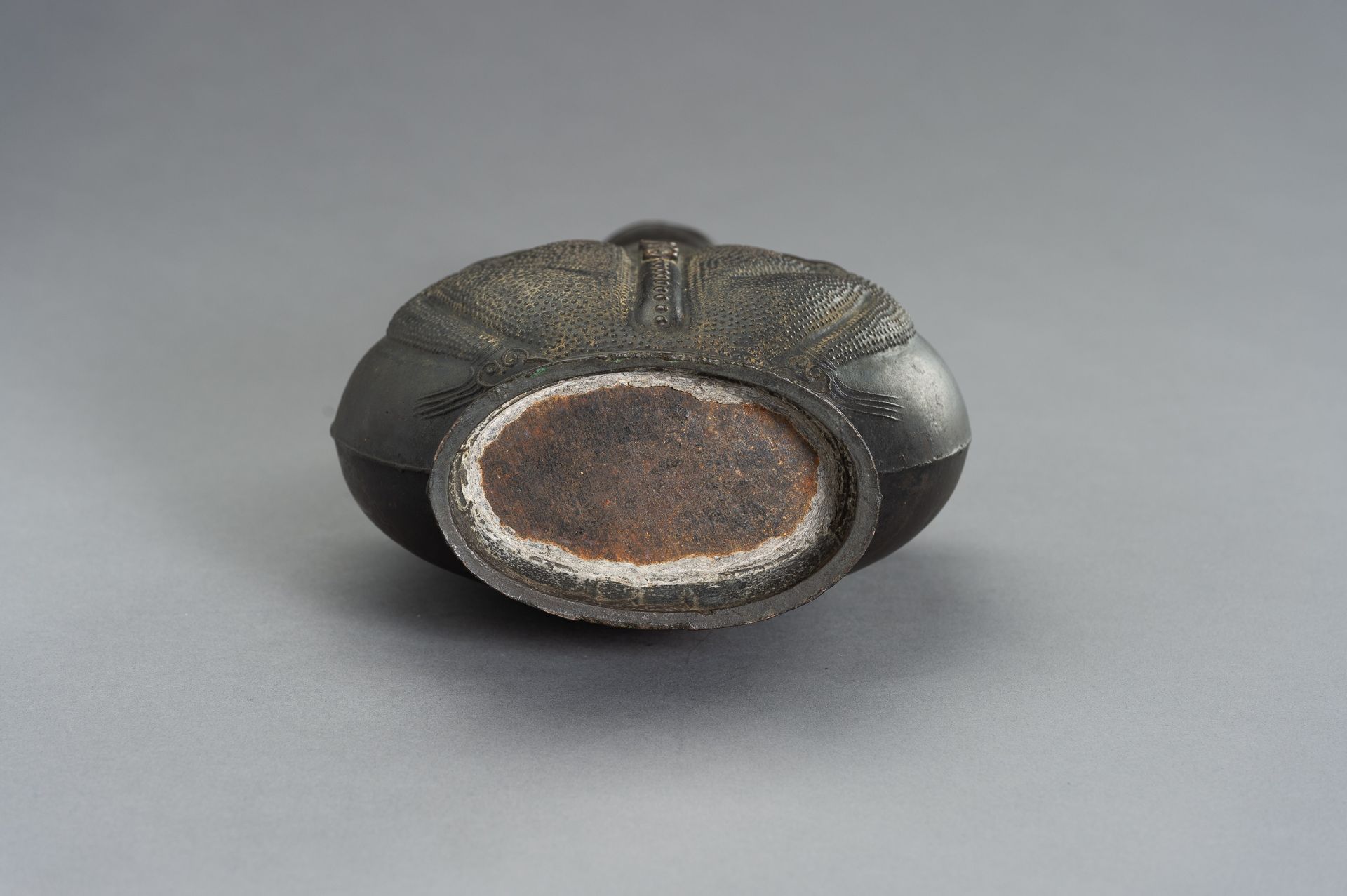 A REMARKABLE BRONZE TOAD FLASK - Image 12 of 13