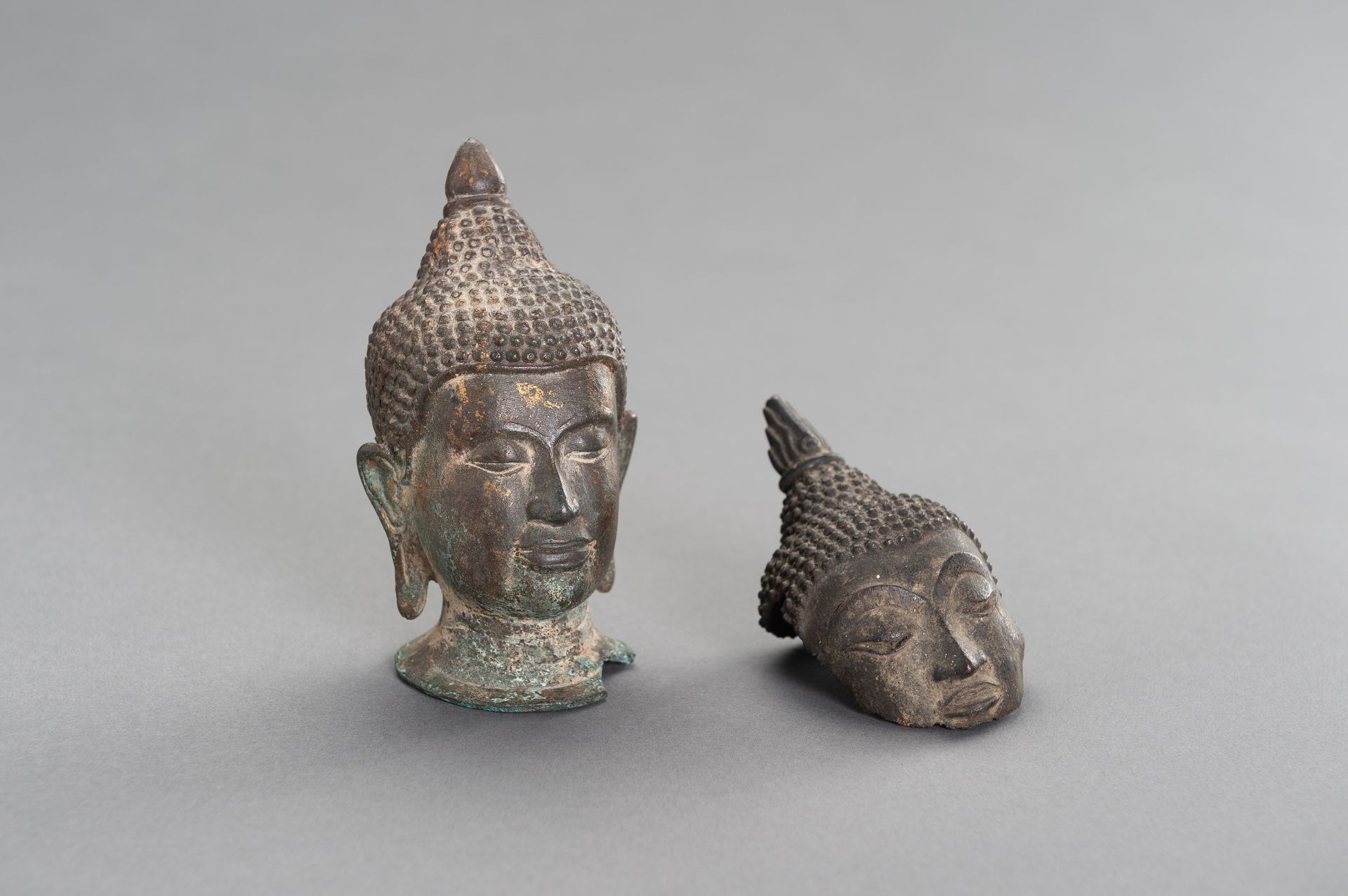 A LOT WITH FIVE SMALL BRONZE BUDDHA HEADS - Image 2 of 7