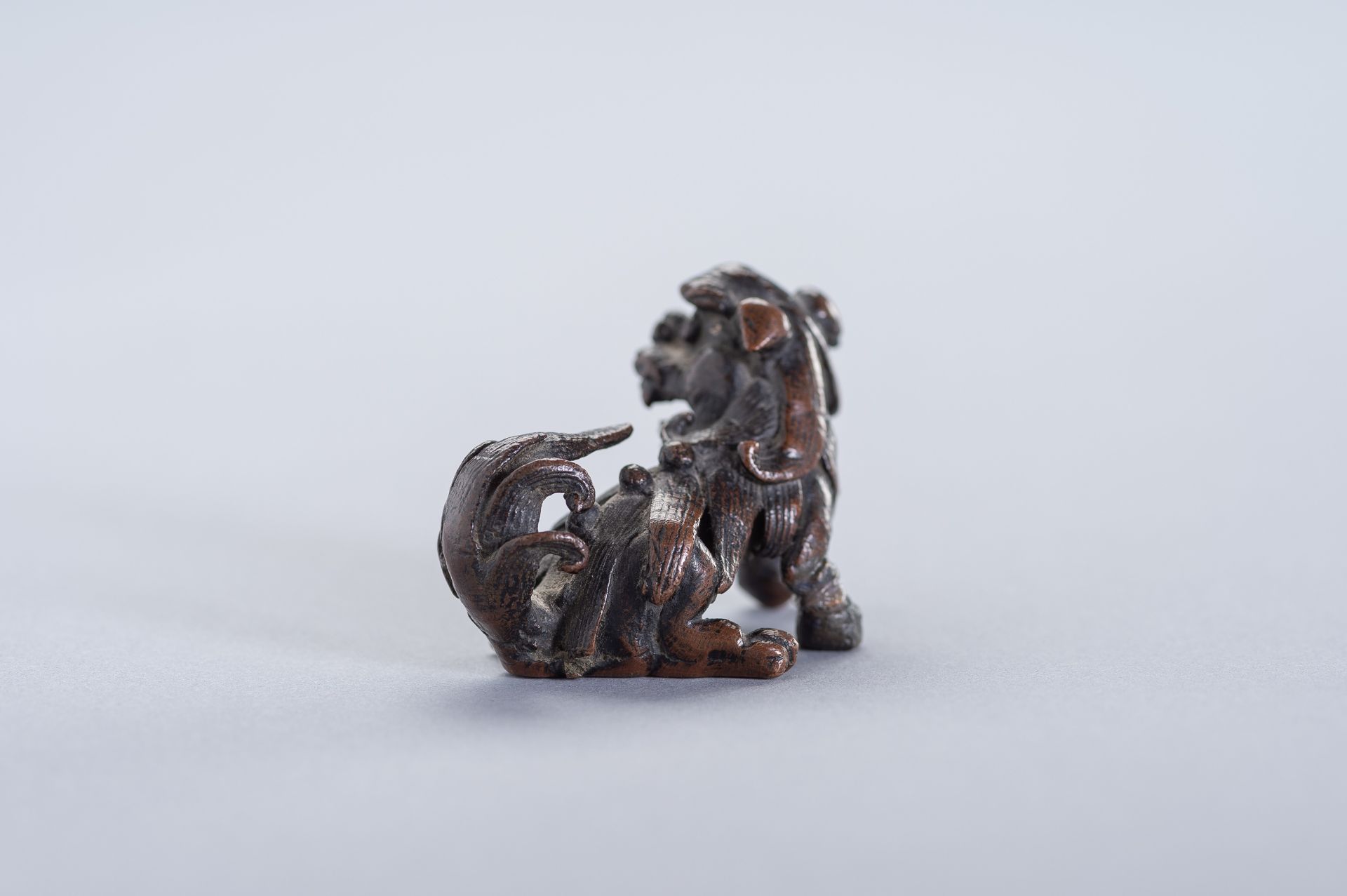 A MINIATURE BRONZE FIGURE OF A BUDDHIST LION - Image 5 of 10