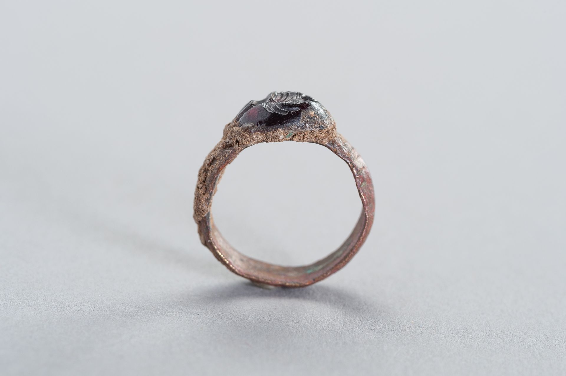 AN ANCIENT COPPER RING WITH AN INTAGLIO - Bild 3 aus 6