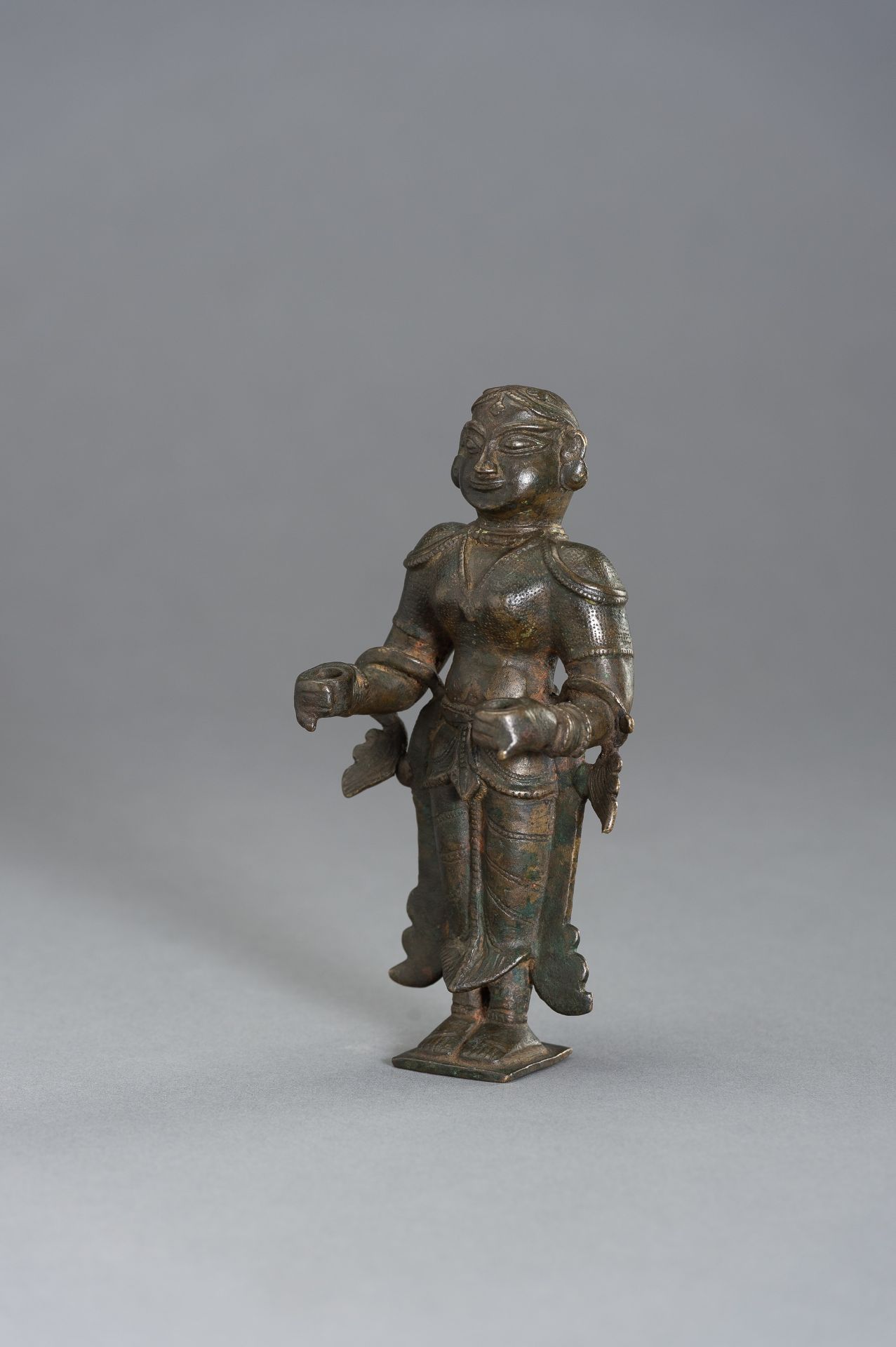 AN 18TH CENTURY INDIAN BRONZE OF A DEVI - Image 3 of 8