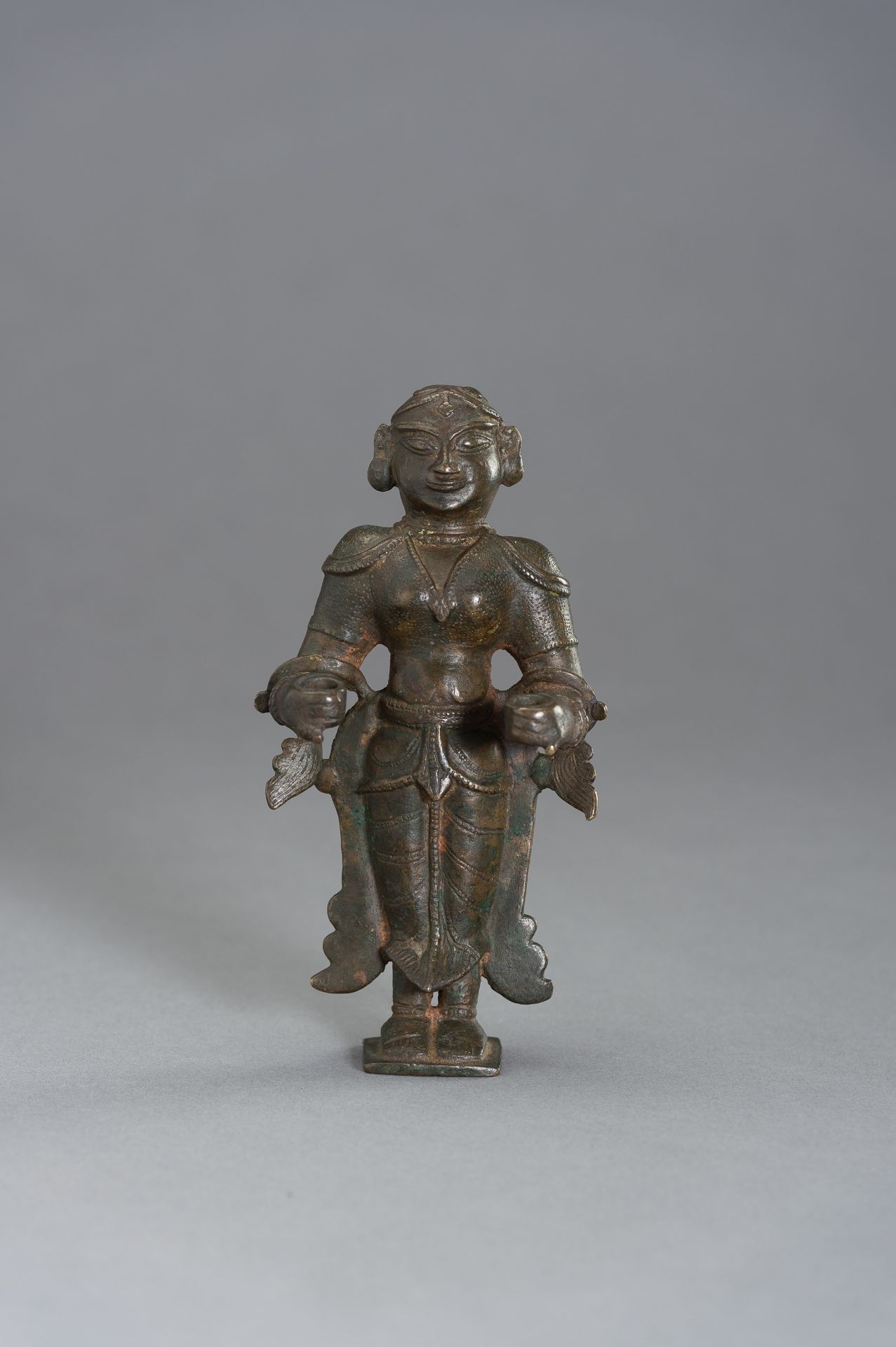 AN 18TH CENTURY INDIAN BRONZE OF A DEVI - Image 4 of 8