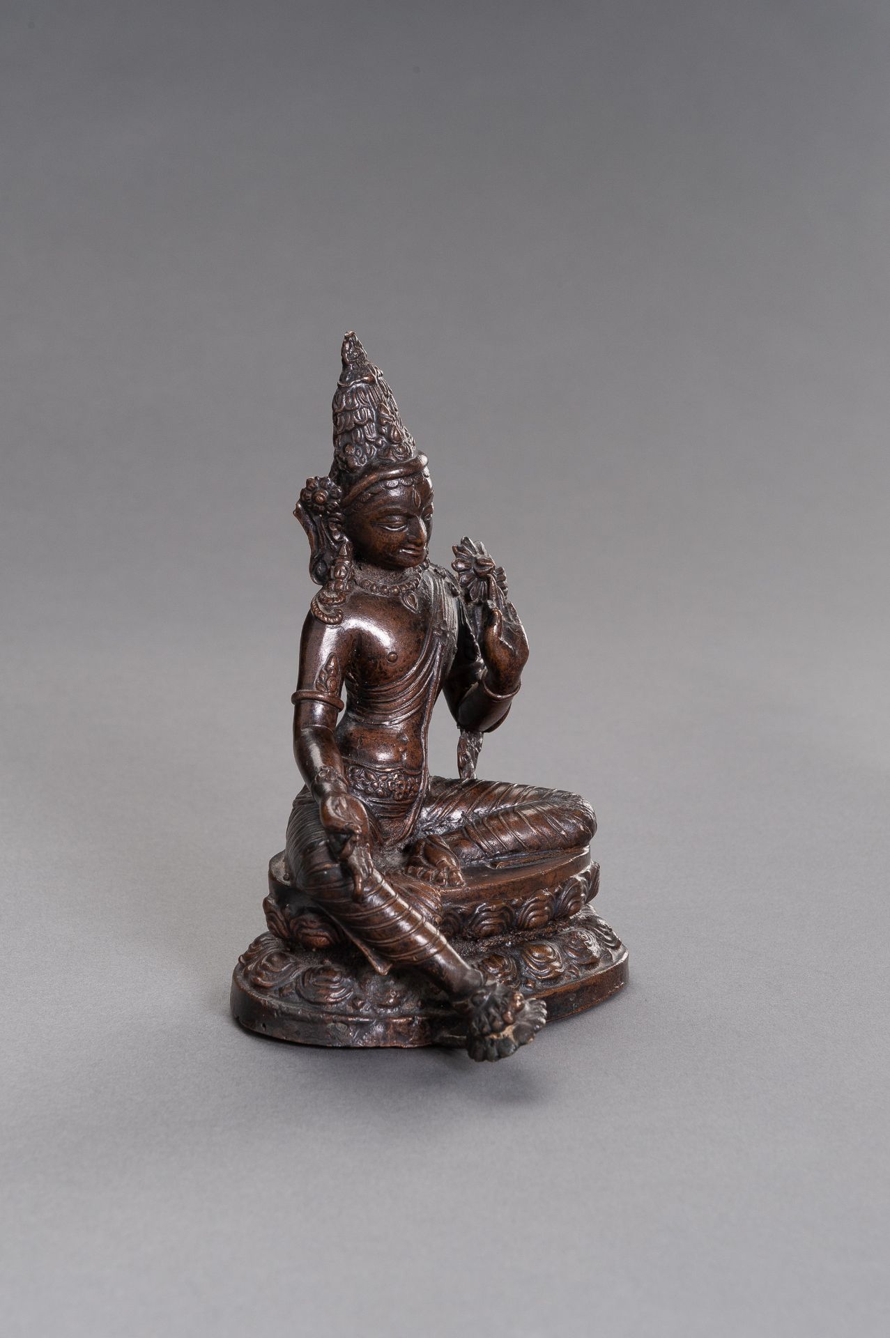 A COPPER ALLOY FIGURE OF PADMAPANI, 19TH CENTURY - Image 5 of 7