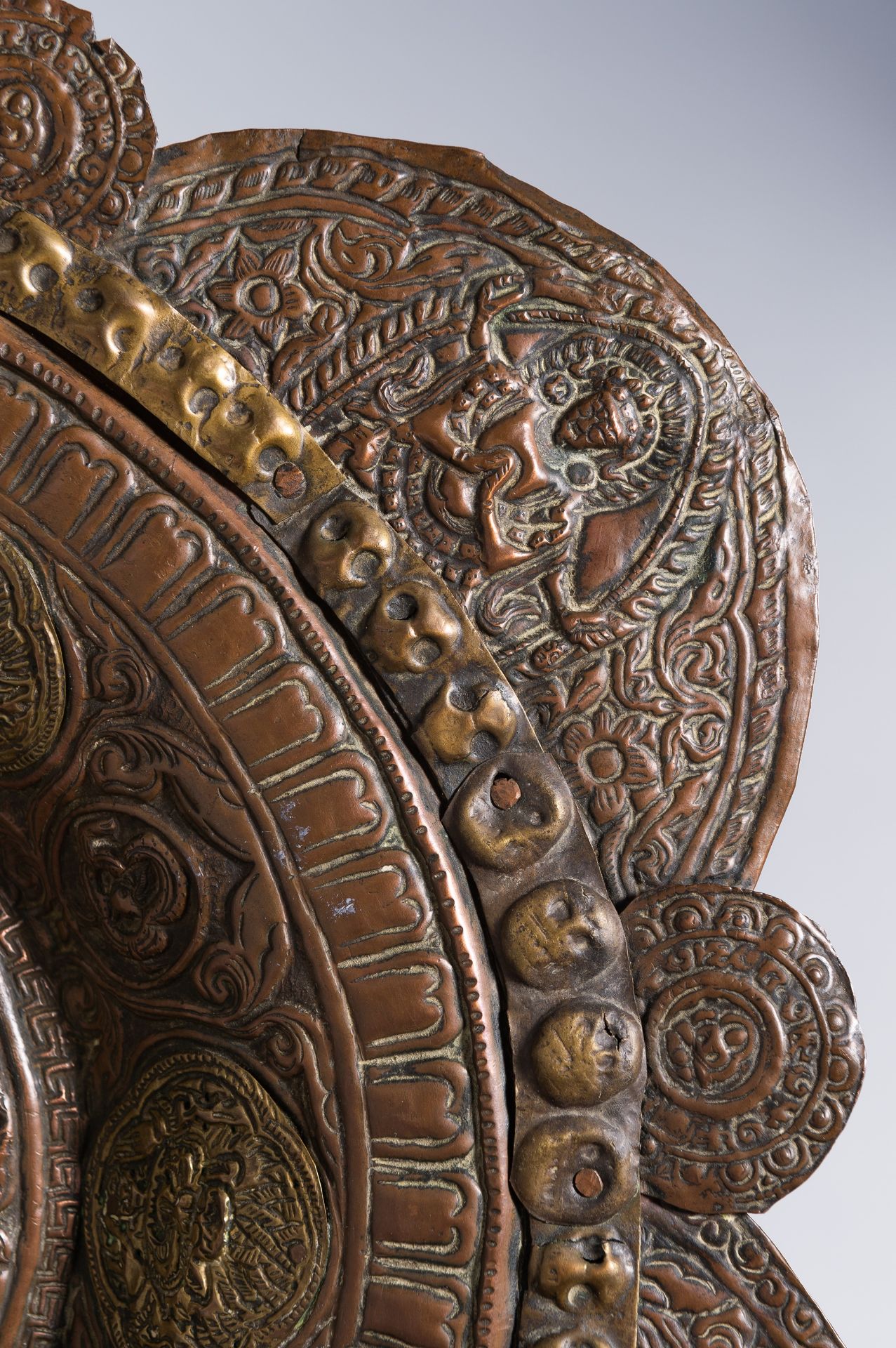 A LARGE COPPER REPOUSSE ALMS DISH - Image 7 of 11