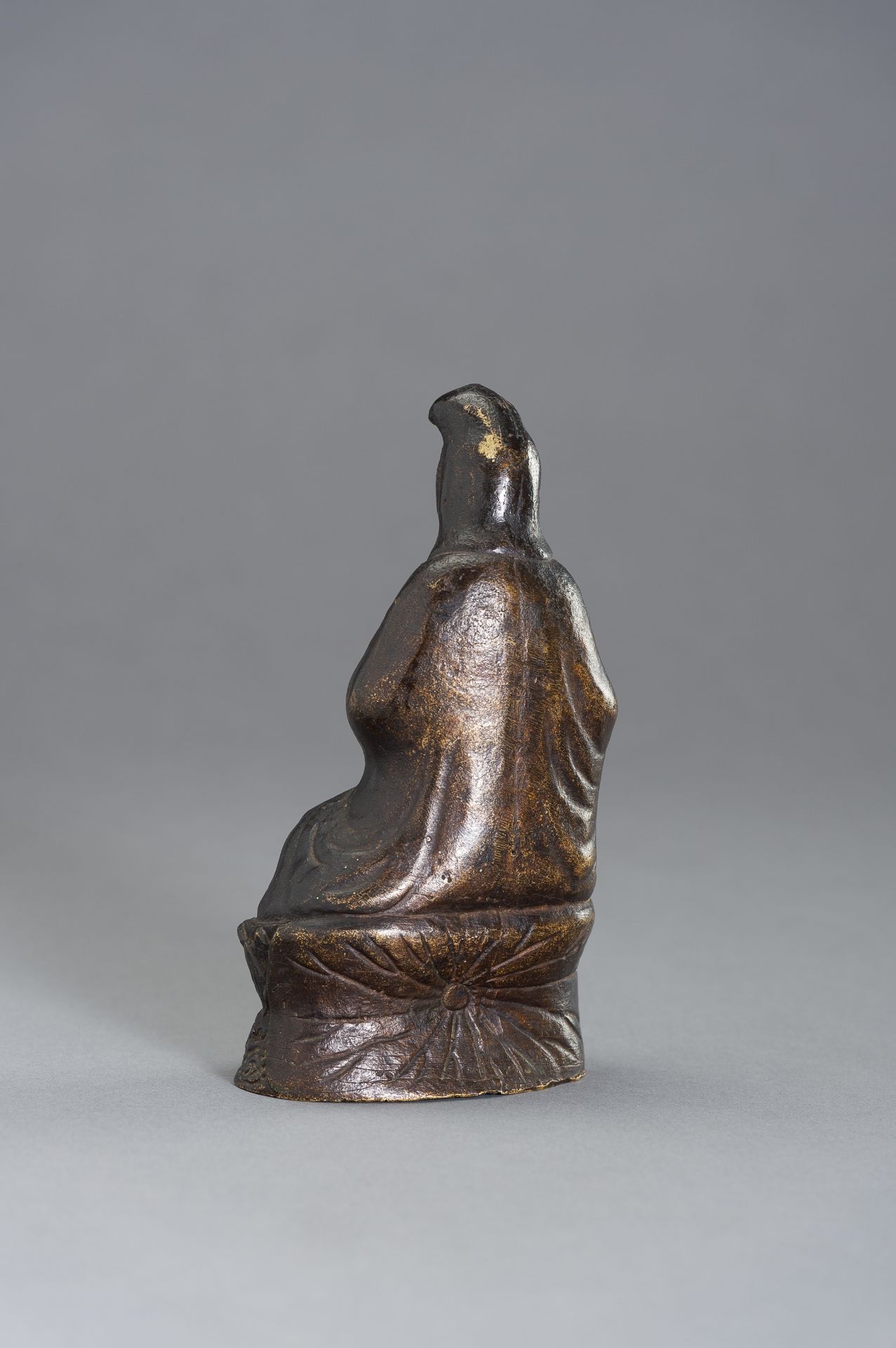 A BRONZE FIGURE OF GUANYIN - Image 7 of 8