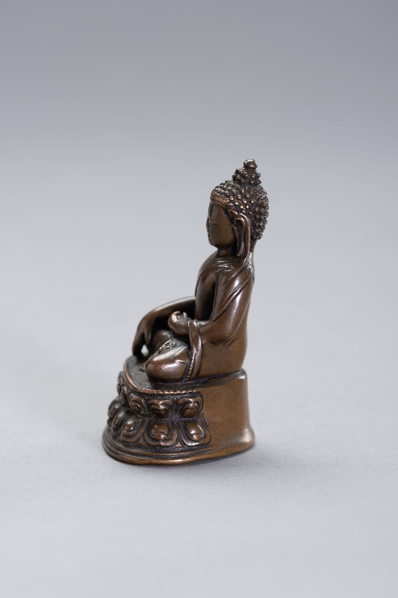 A COPPER BRONZE FIGURE OF BUDDHA SHAKYAMUNI - Image 3 of 9