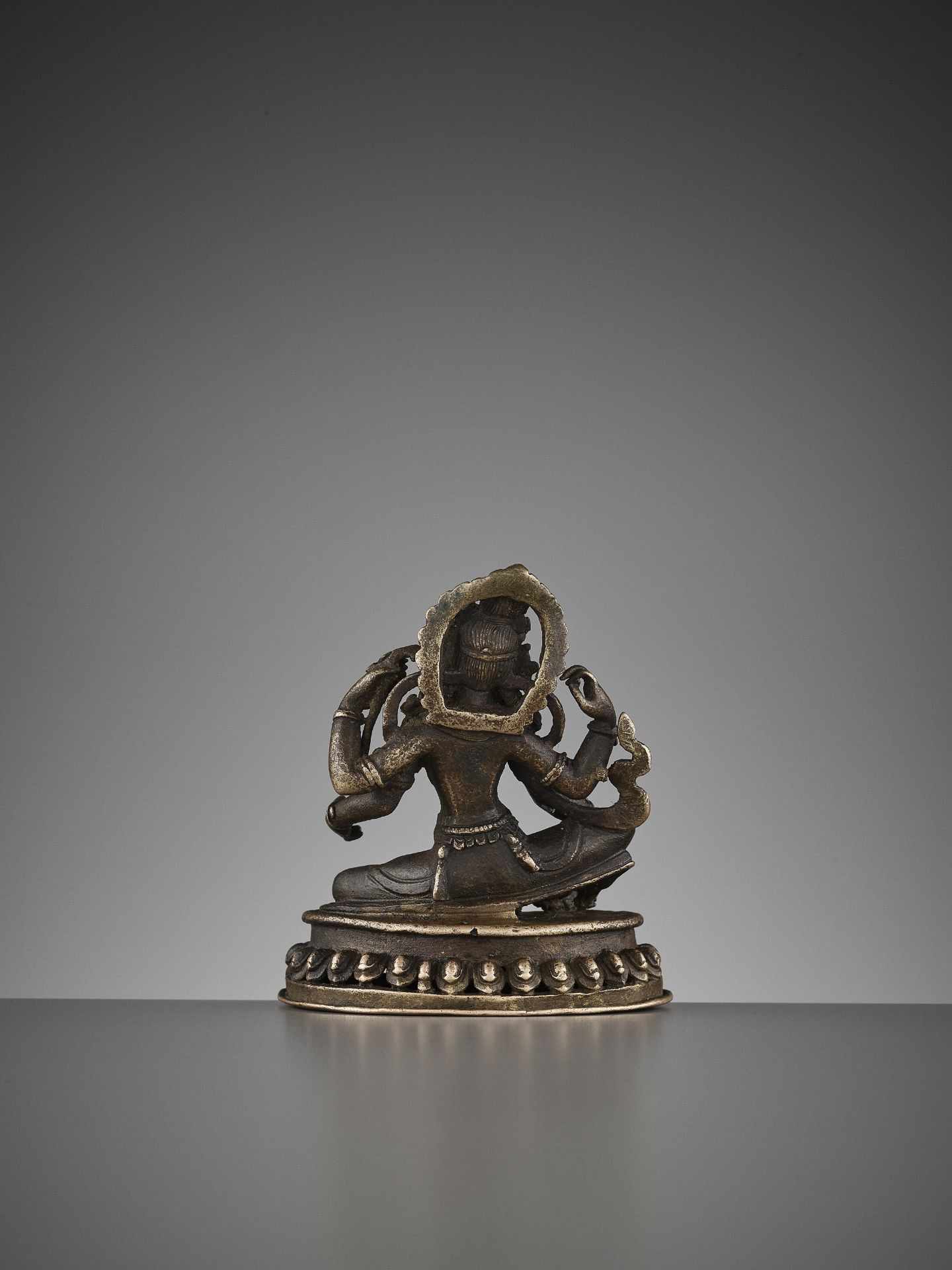 A SMALL BRONZE OF THE FOUR-ARMED AVALOKITESVARA, 15TH-16TH CENTURY - Image 6 of 11