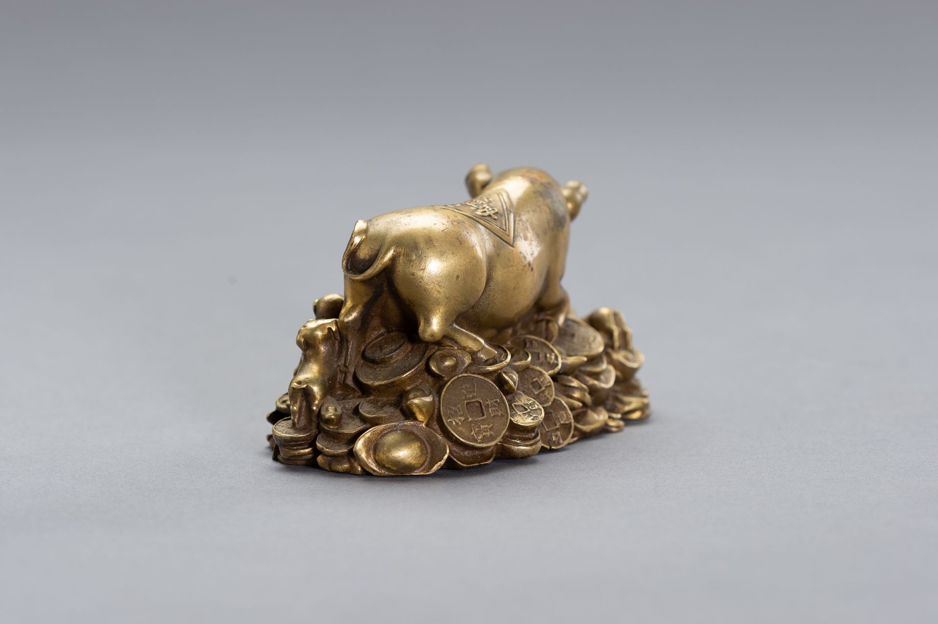 A BRONZE LUCKY CHARM OF A SOW WITH HER YOUNG - Image 7 of 10