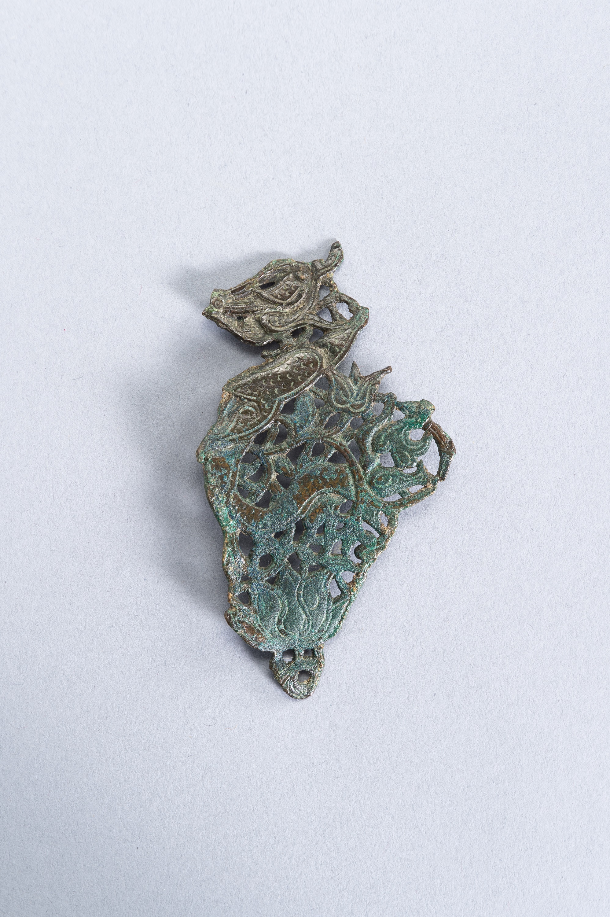 A CHINESE BRONZE ORNAMENT, TANG TO LIAO - Image 3 of 3