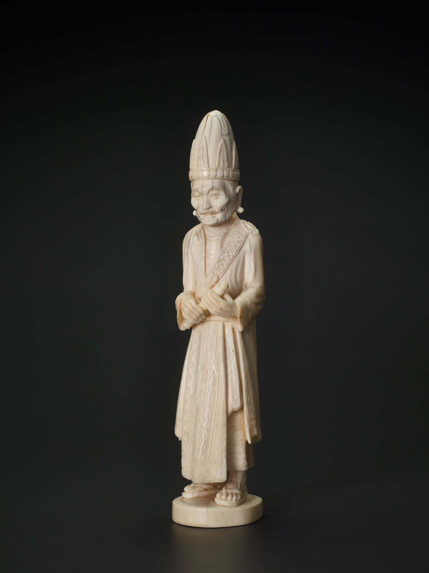 A 19TH CENTURY INDO-PERSIAN IVORY SCULPTURE OF A PRIEST - Image 4 of 6