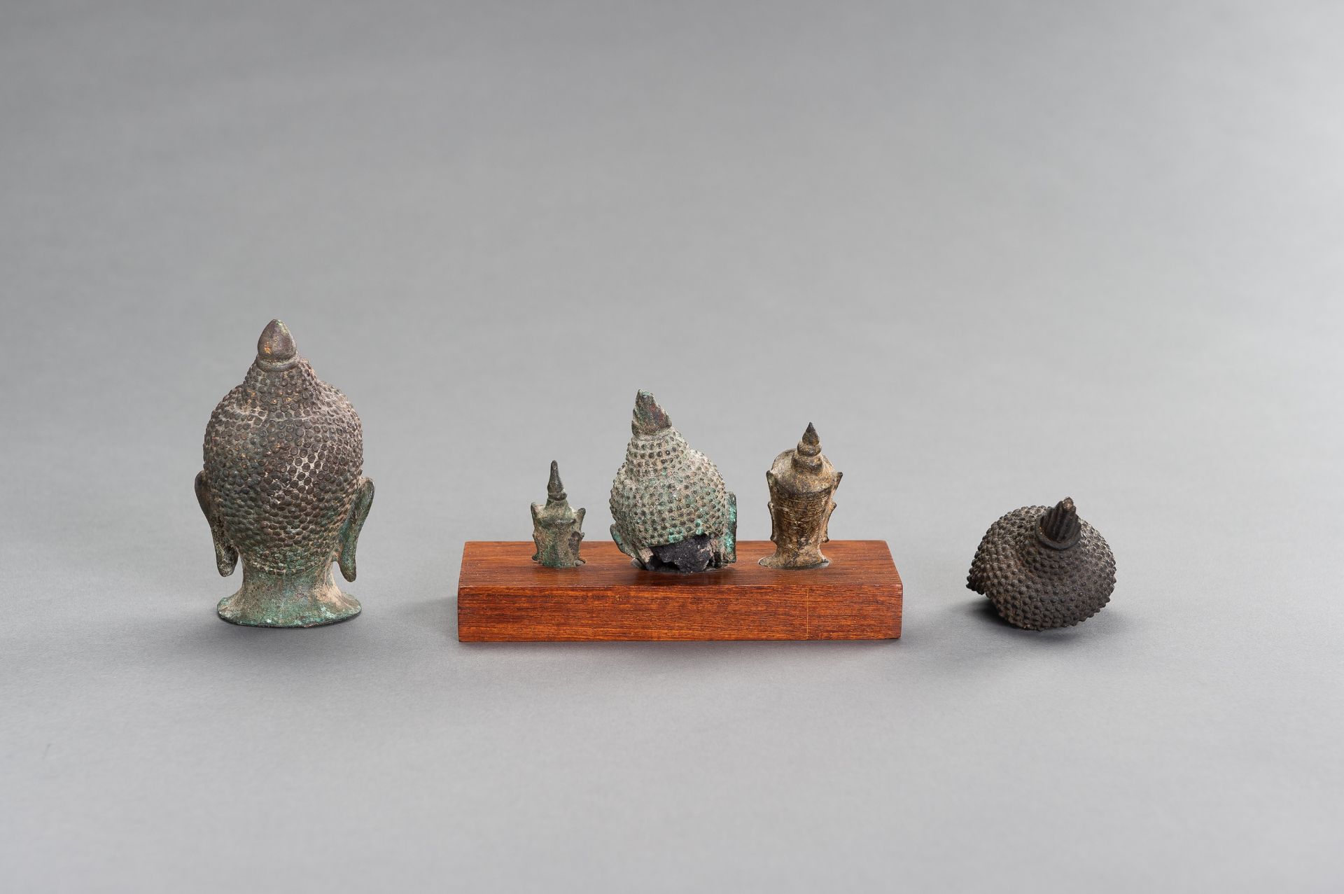 A LOT WITH FIVE SMALL BRONZE BUDDHA HEADS - Image 7 of 7