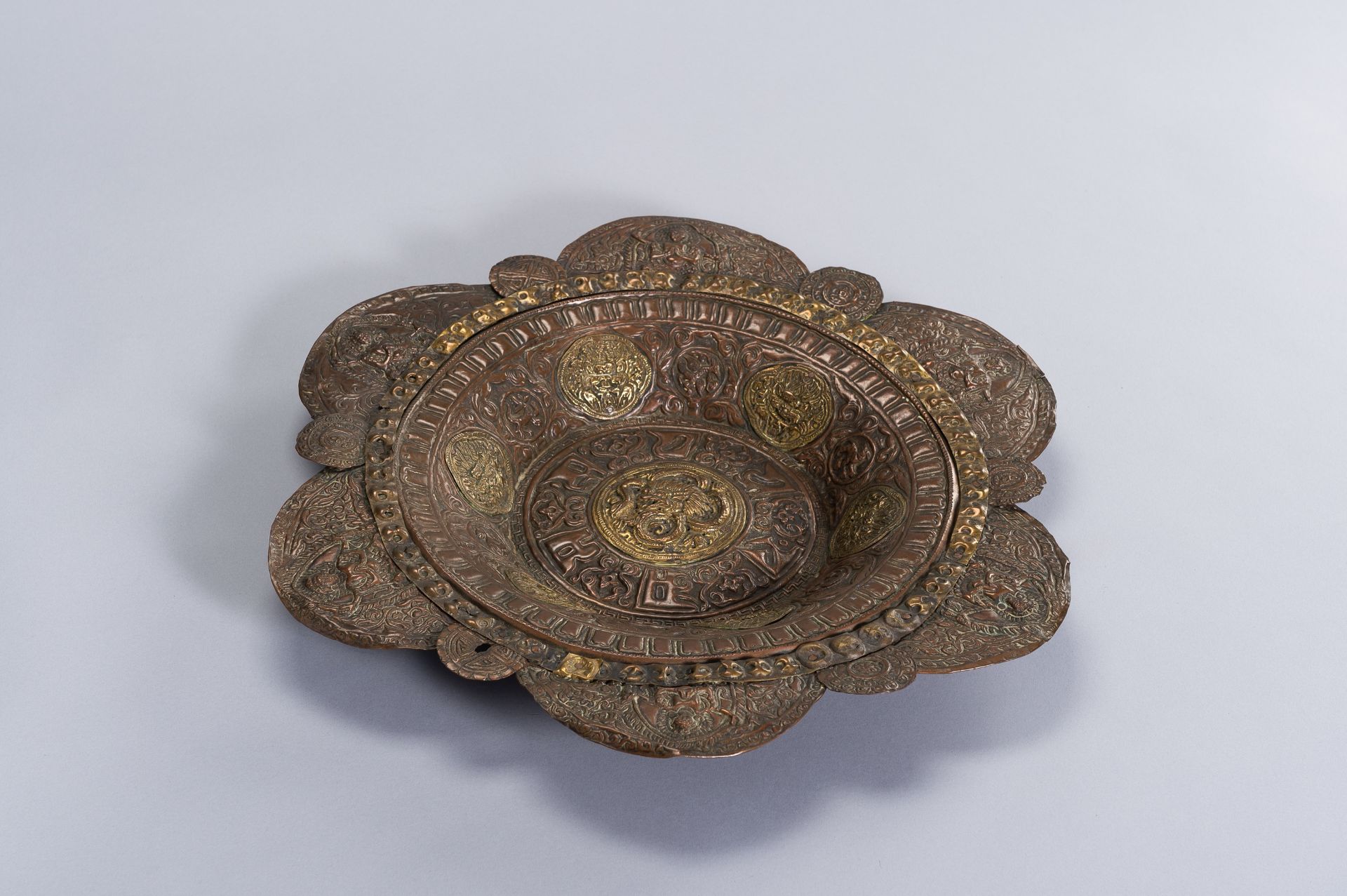 A LARGE COPPER REPOUSSE ALMS DISH - Image 8 of 11