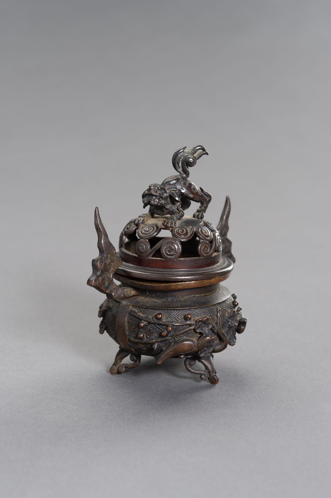 A CHINESE MINATURE BRONZE TRIPOD CENSER - Image 5 of 10