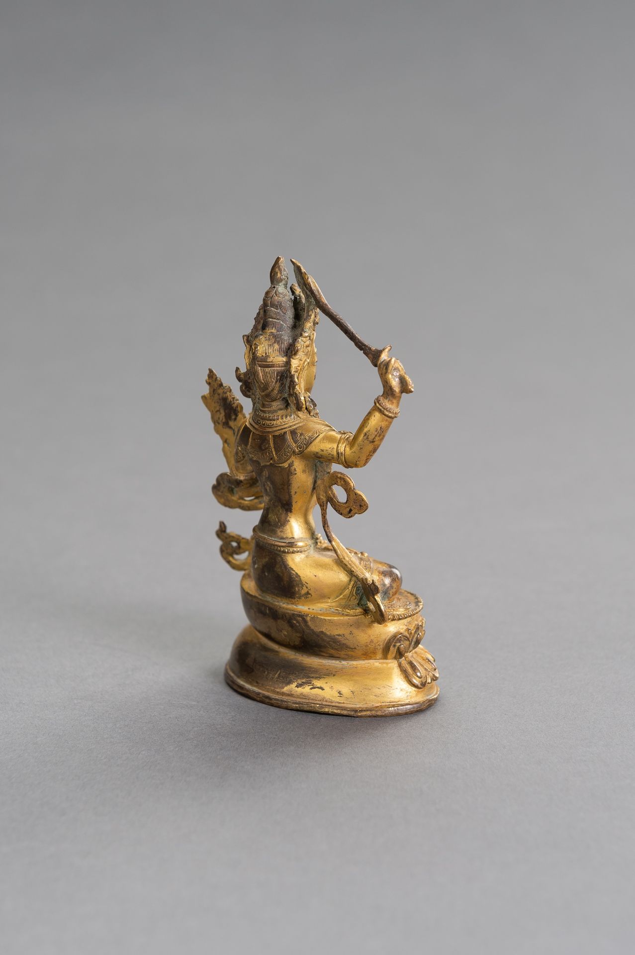 A GILT BRONZE FIGURE OF MANJUSHRI - Bild 4 aus 8