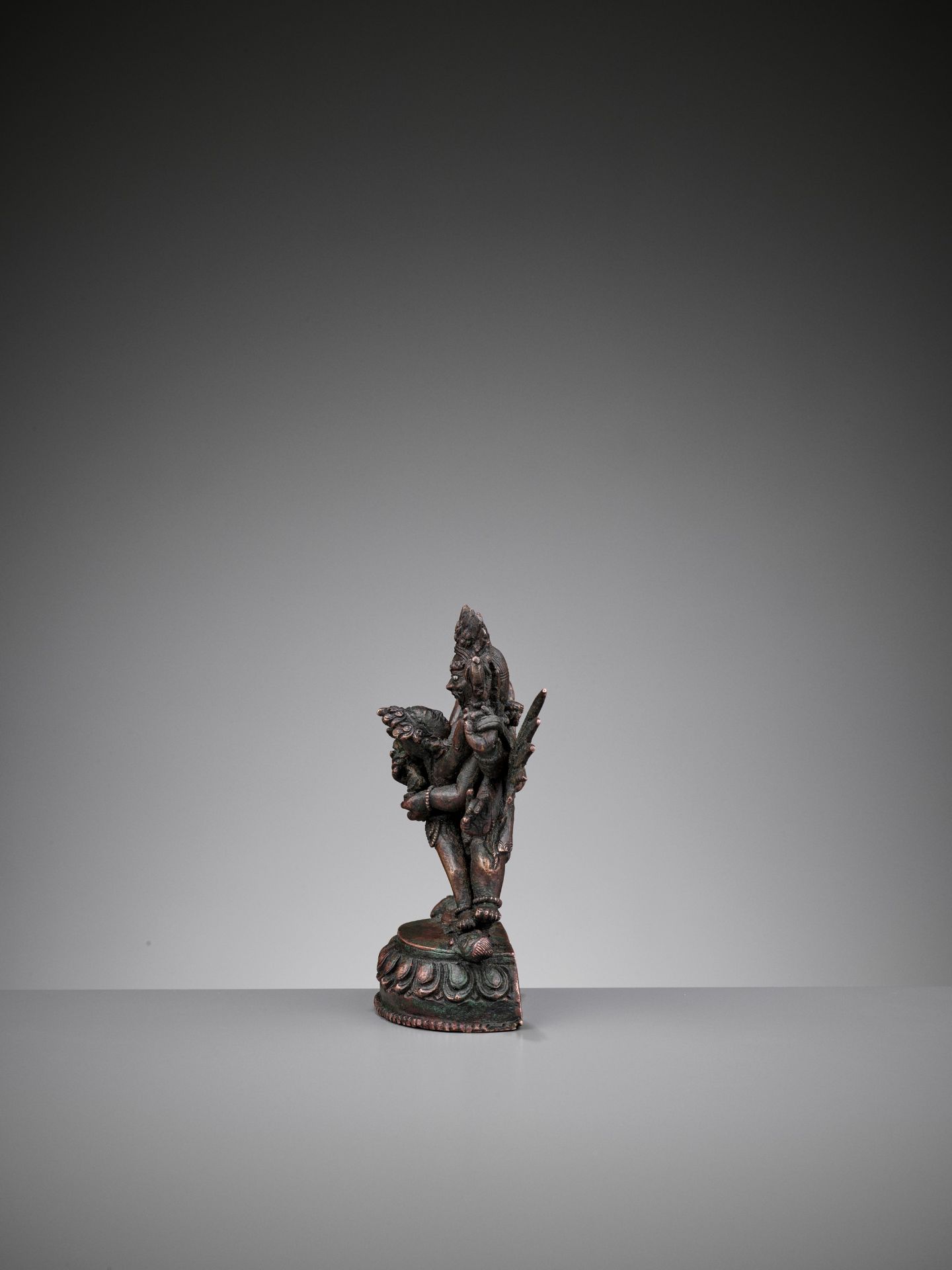 A SILVER-INLAID BRONZE FIGURE OF HERUKA AND CONSORT, QING - Image 4 of 6