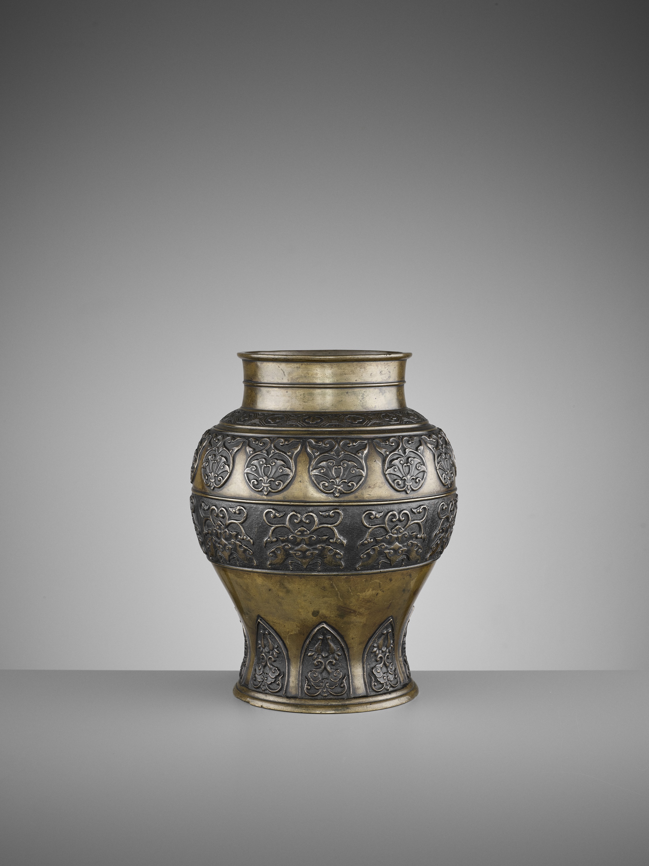 AN ARCHAISTIC BRONZE BALUSTER VASE, 17TH CENTURY - Image 2 of 8