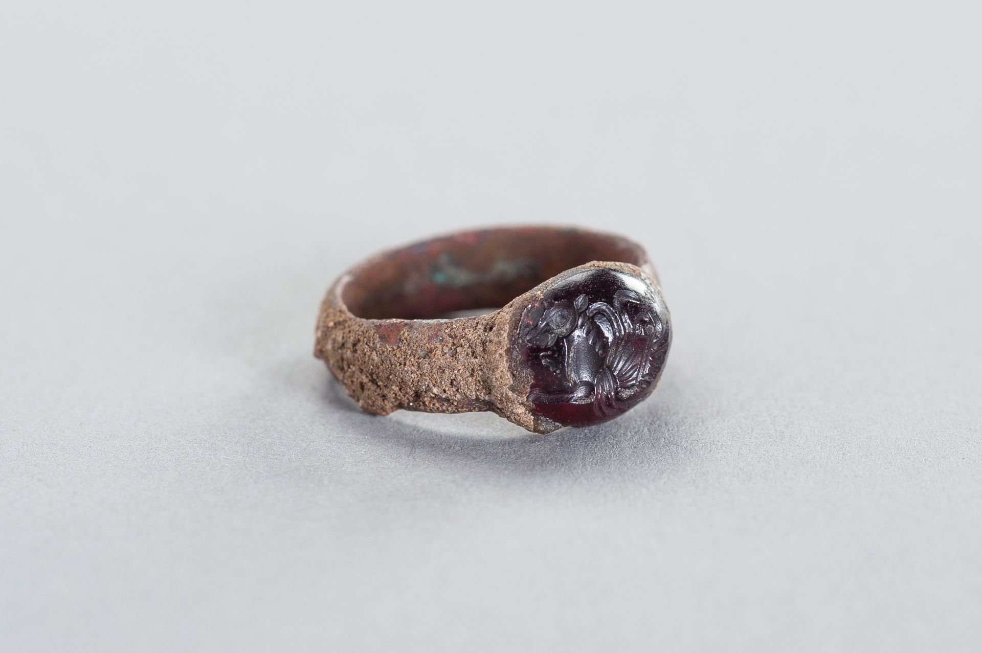 AN ANCIENT COPPER RING WITH AN INTAGLIO - Bild 6 aus 6