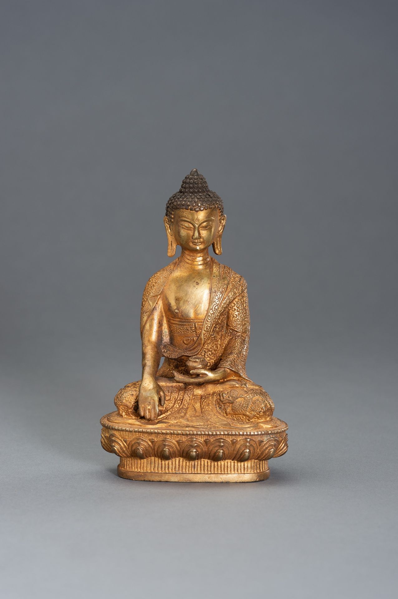 A GILT BRONZE BUDDHA - Image 2 of 8