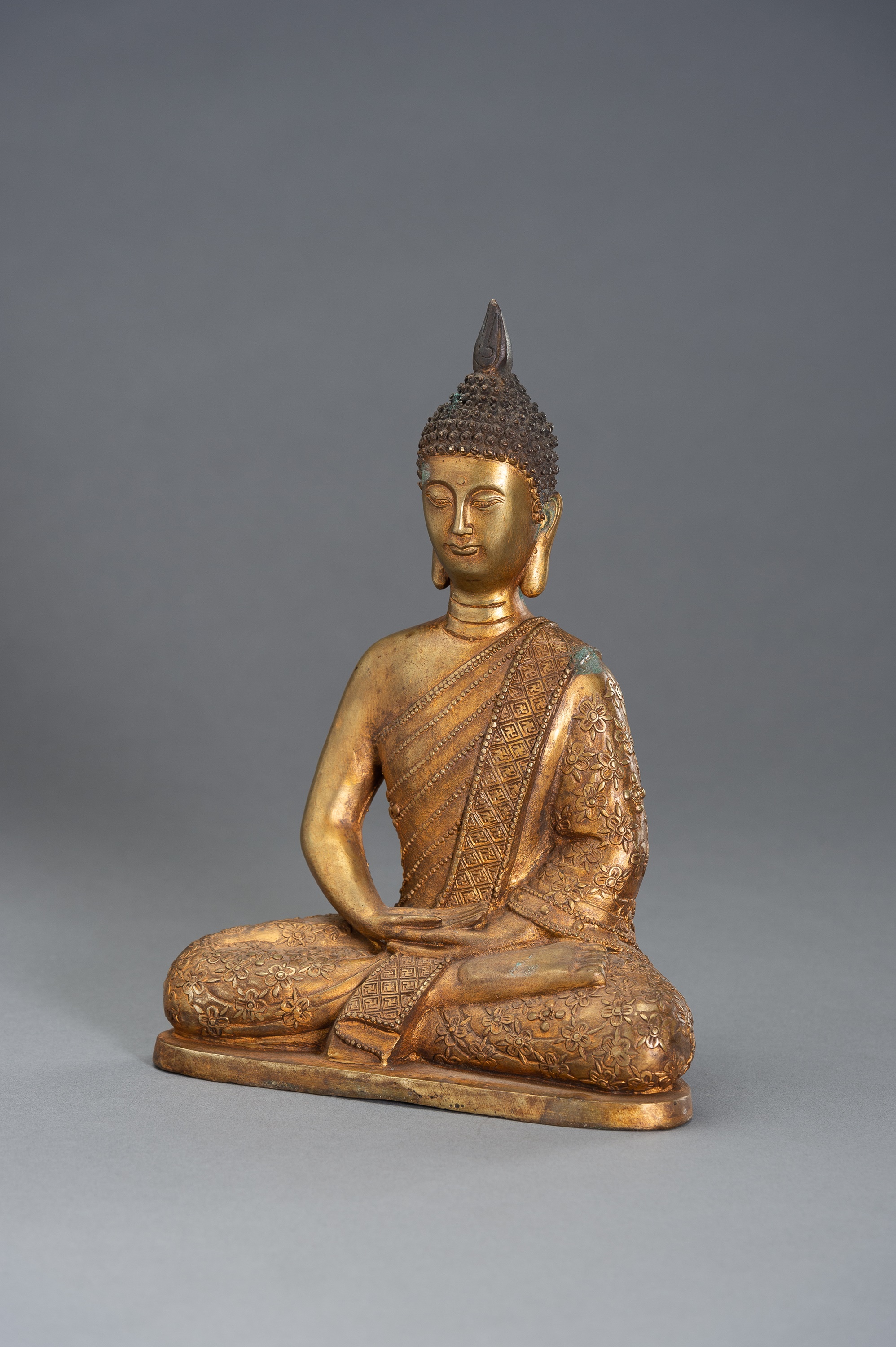 A GILT BRONZE BUDDHA - Image 2 of 8