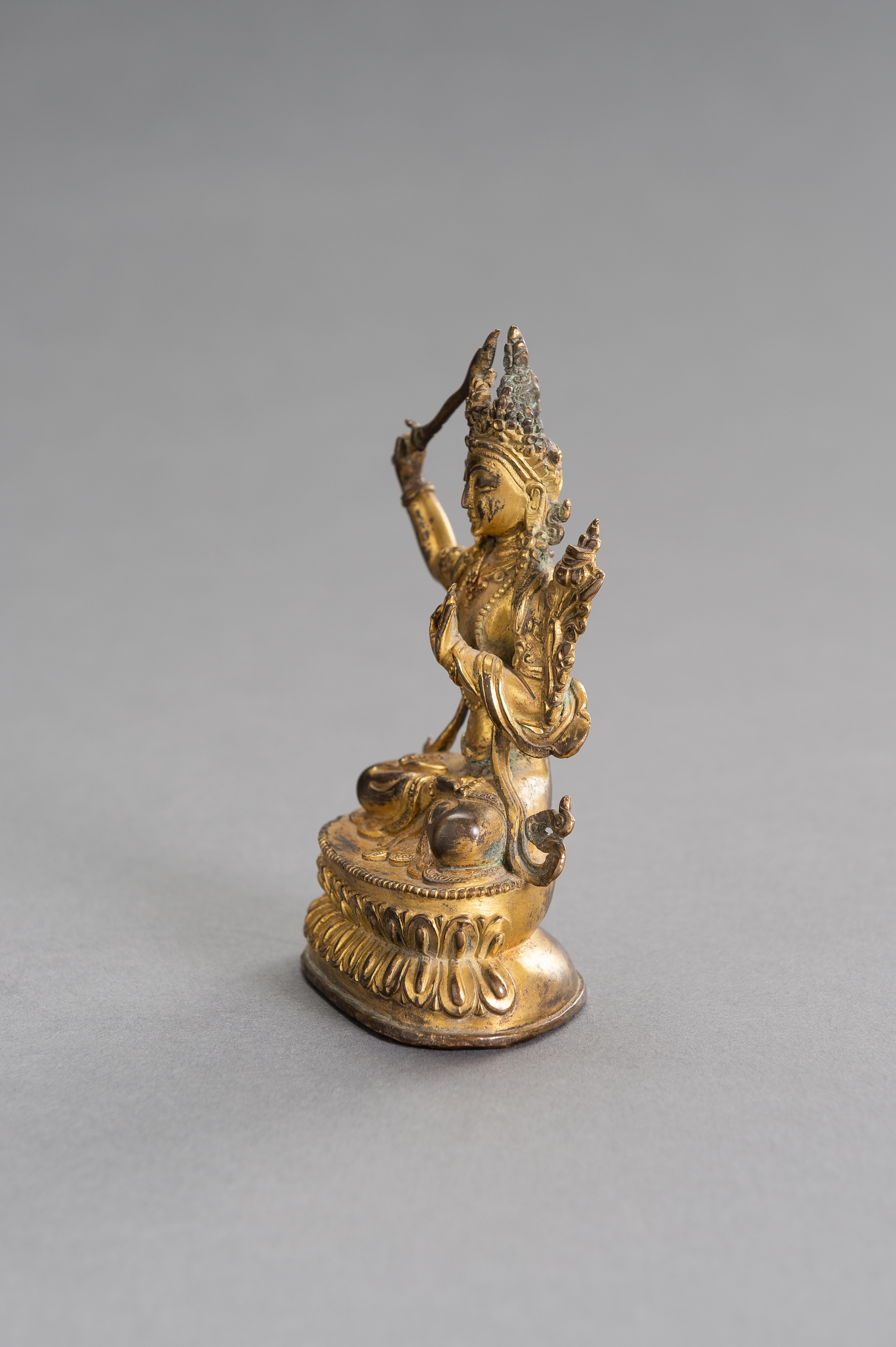 A GILT BRONZE FIGURE OF MANJUSHRI - Image 6 of 8