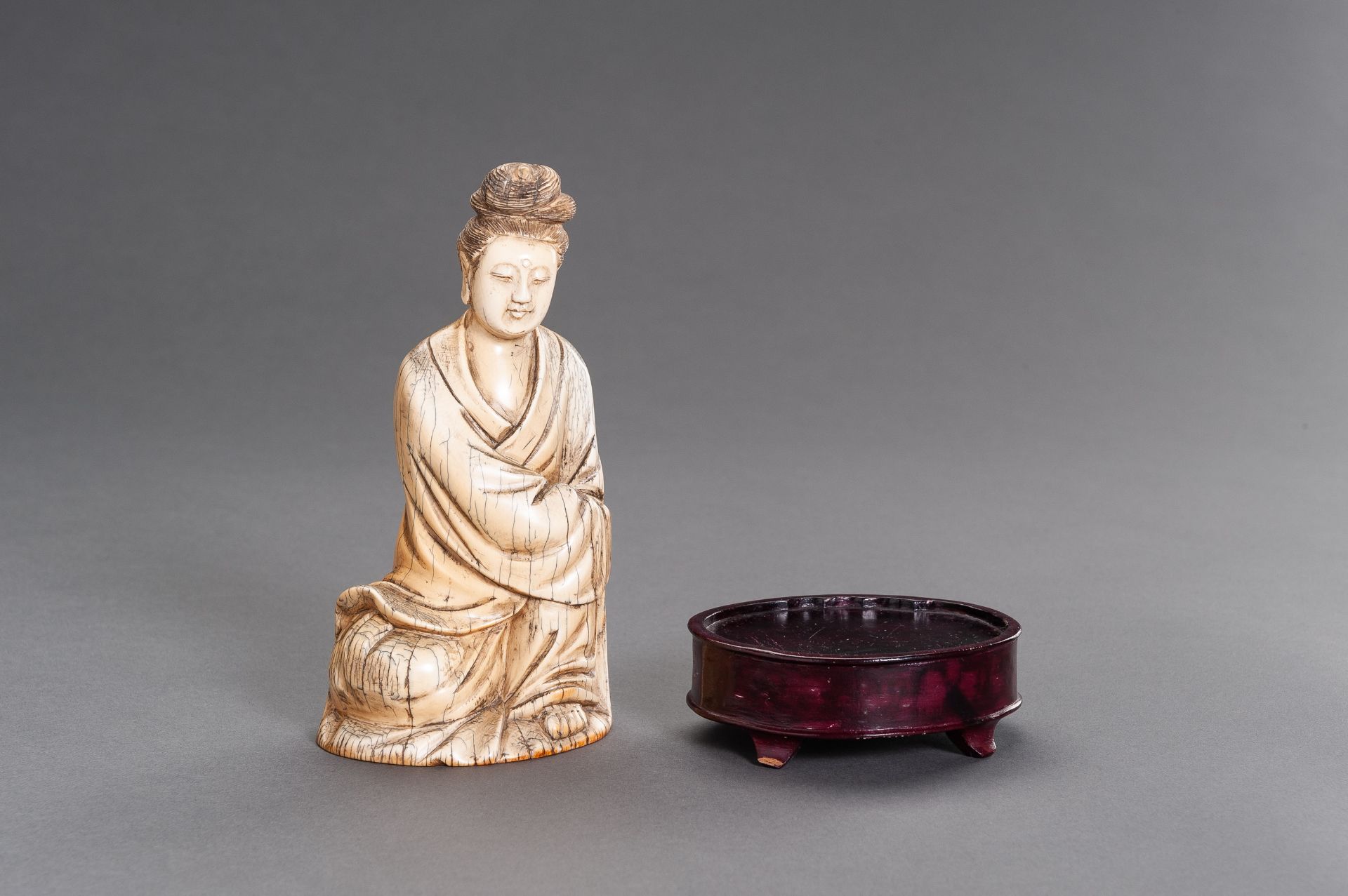 A MING-STYLE IVORY FIGURE OF GUANYIN, QING DYNASTY - Image 8 of 10