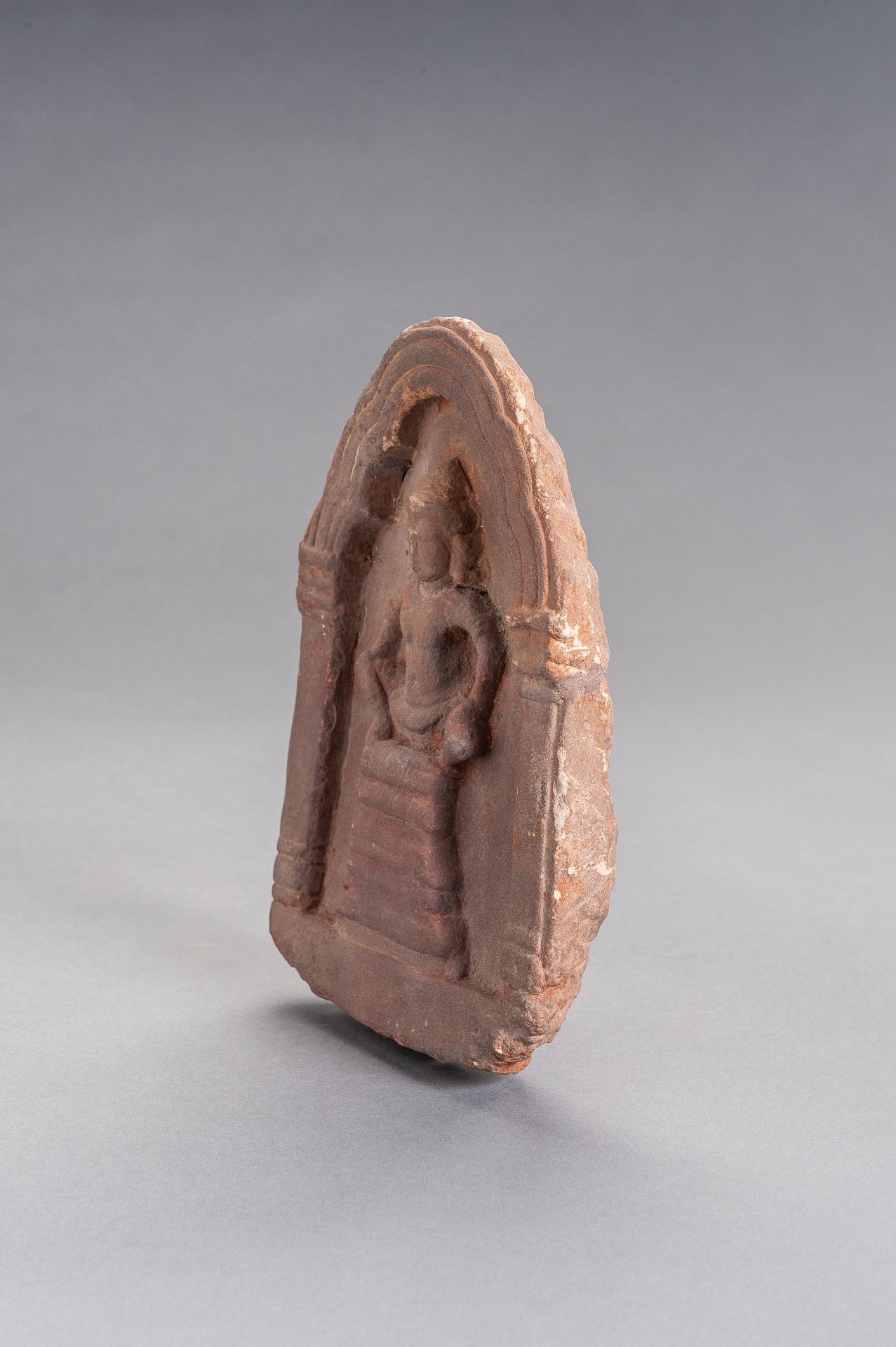 A KHMER SANDSTONE VOTIVE PLAQUE OF BUDDHA - Image 5 of 10