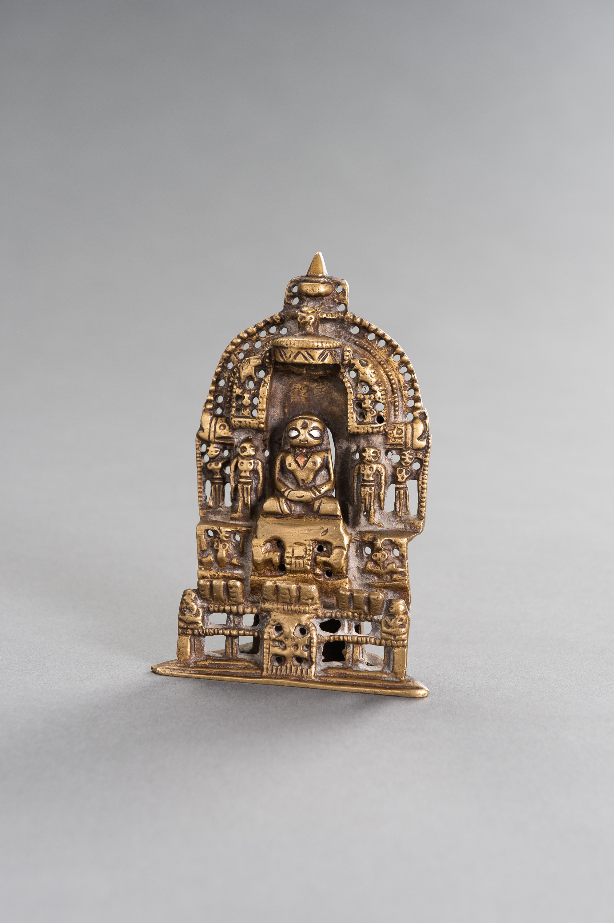 AN INDIAN SILVER INLAID JAIN BRONZE ALTAR - Image 2 of 10