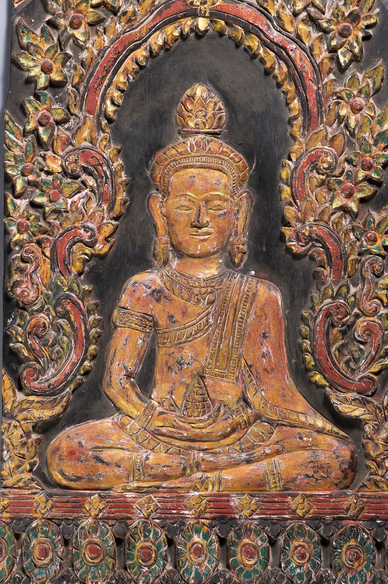 A LARGE CARVED WOOD PANEL DEPICTING BUDDHA - Image 2 of 6