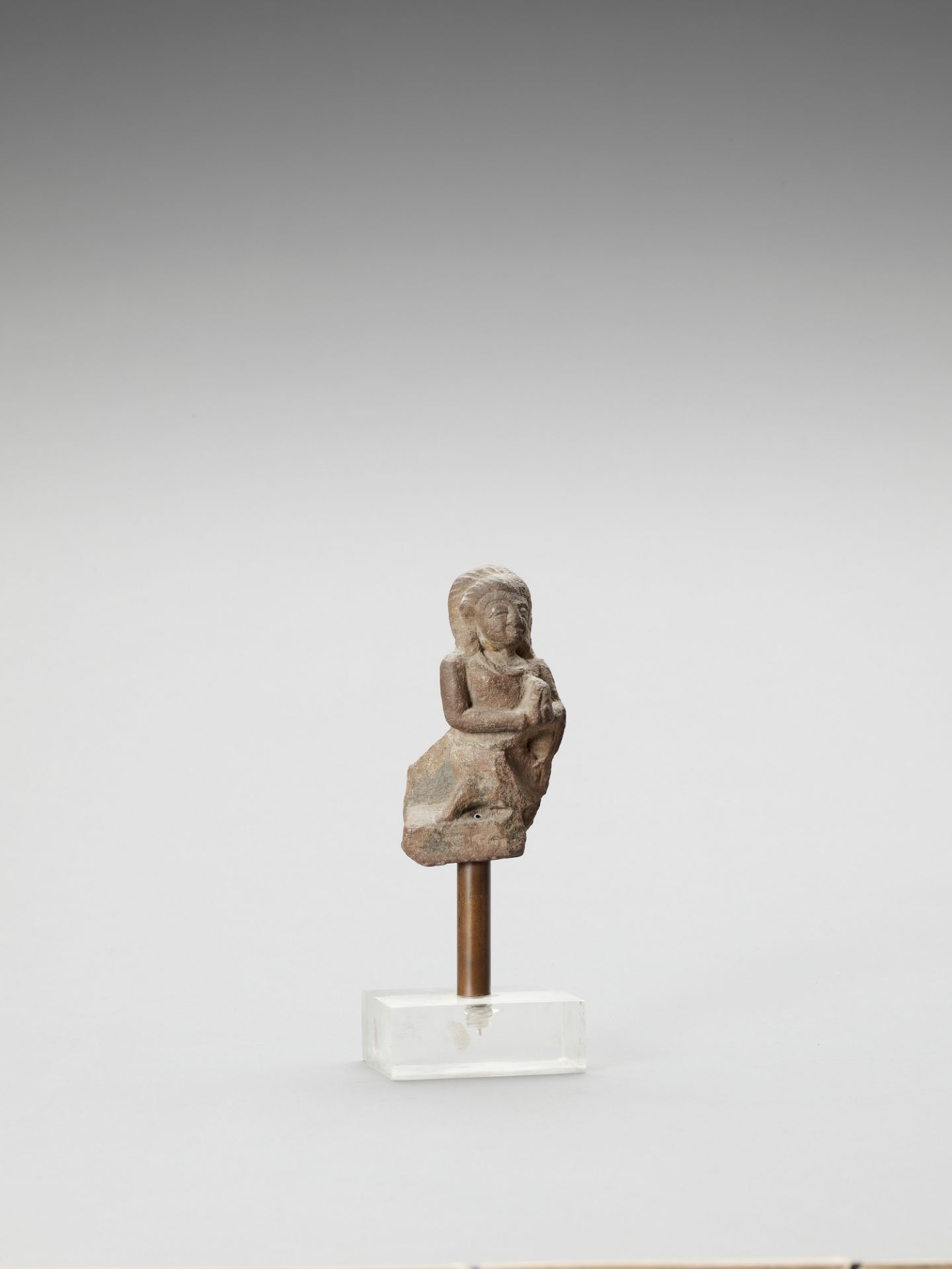 AN INDIAN RED SANDSTONE FRAGMENT DEPICTING A FEMALE WORSHIPPER - Image 5 of 5