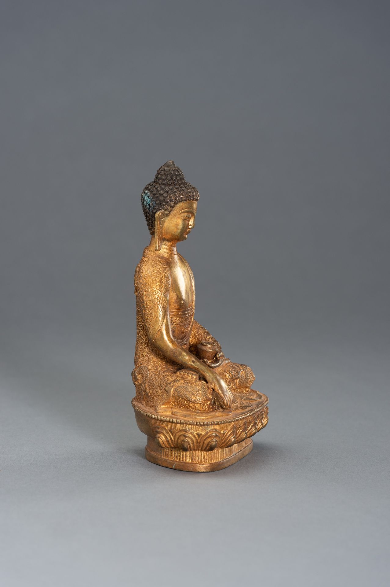 A GILT BRONZE BUDDHA - Image 4 of 8