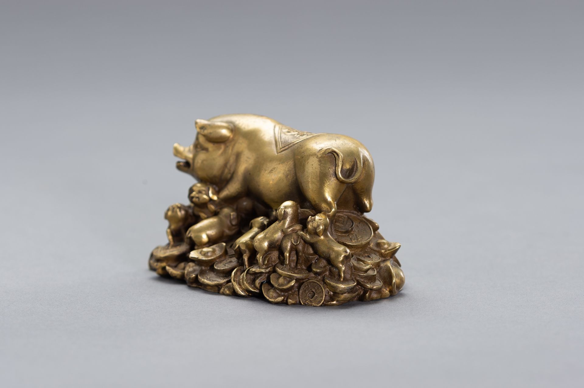 A BRONZE LUCKY CHARM OF A SOW WITH HER YOUNG - Image 5 of 10