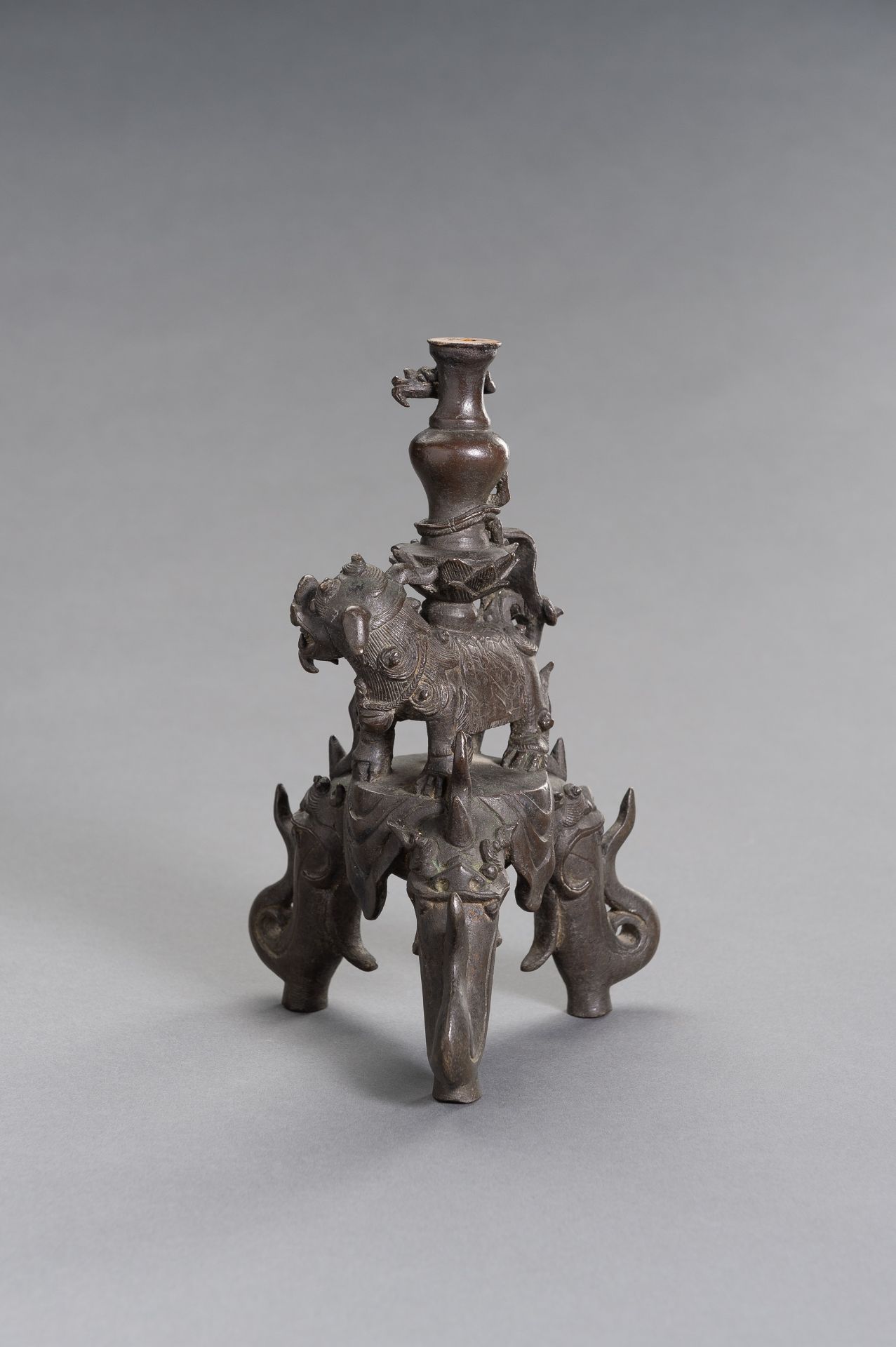 A FIGURAL CHINESE BRONZE LAMP STAND - Image 6 of 9