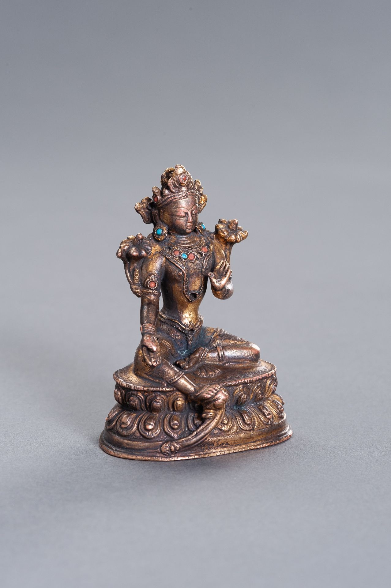 A GILT COPPER ALLOY FIGURE OF WHITE TARA, 18TH-19TH CENTURY - Image 5 of 8