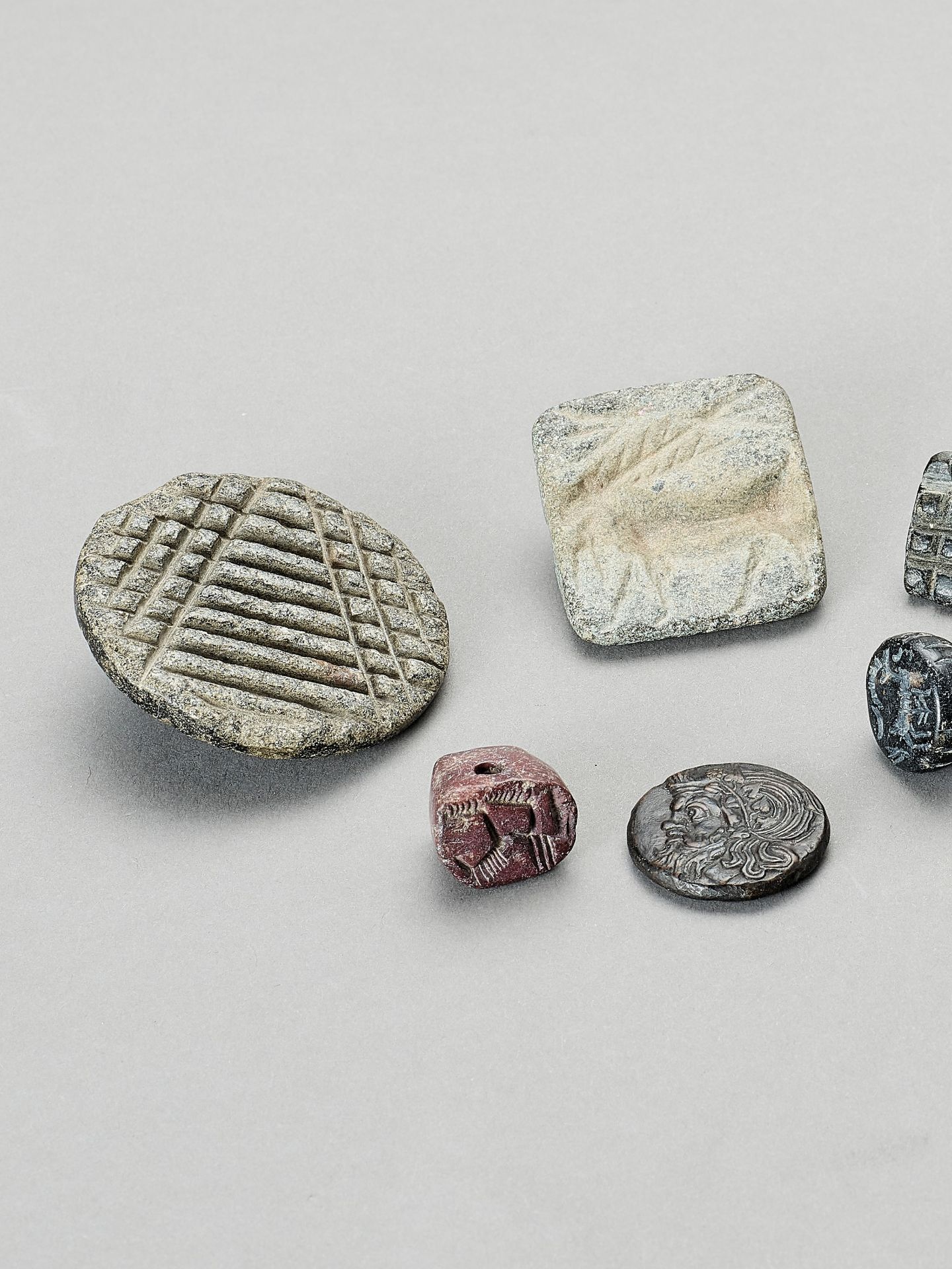 A MIXED LOT OF SEVEN NEAR EAST STONE SEALS AND A BRONZE PANTICAPAEUM COIN - Bild 3 aus 5