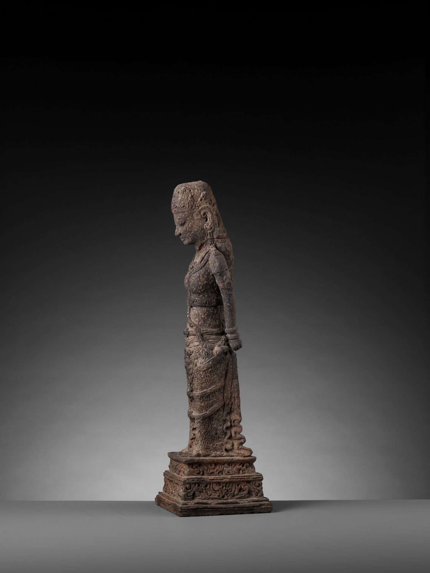 A TERRACOTTA FIGURE OF A FEMALE DEITY, MAJAPAHIT - Image 7 of 9