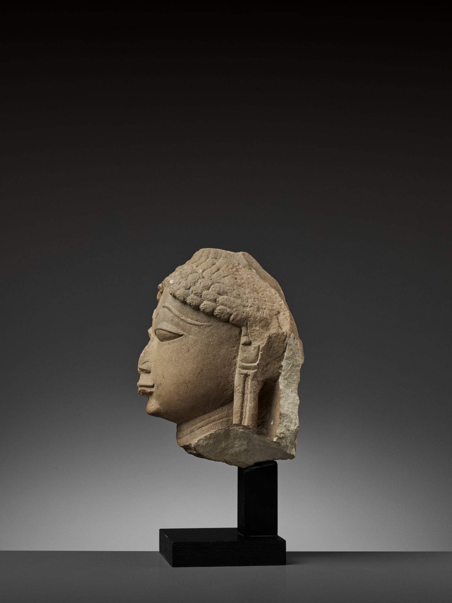 A JAIN SANDSTONE HEAD OF A JINA - Image 8 of 13