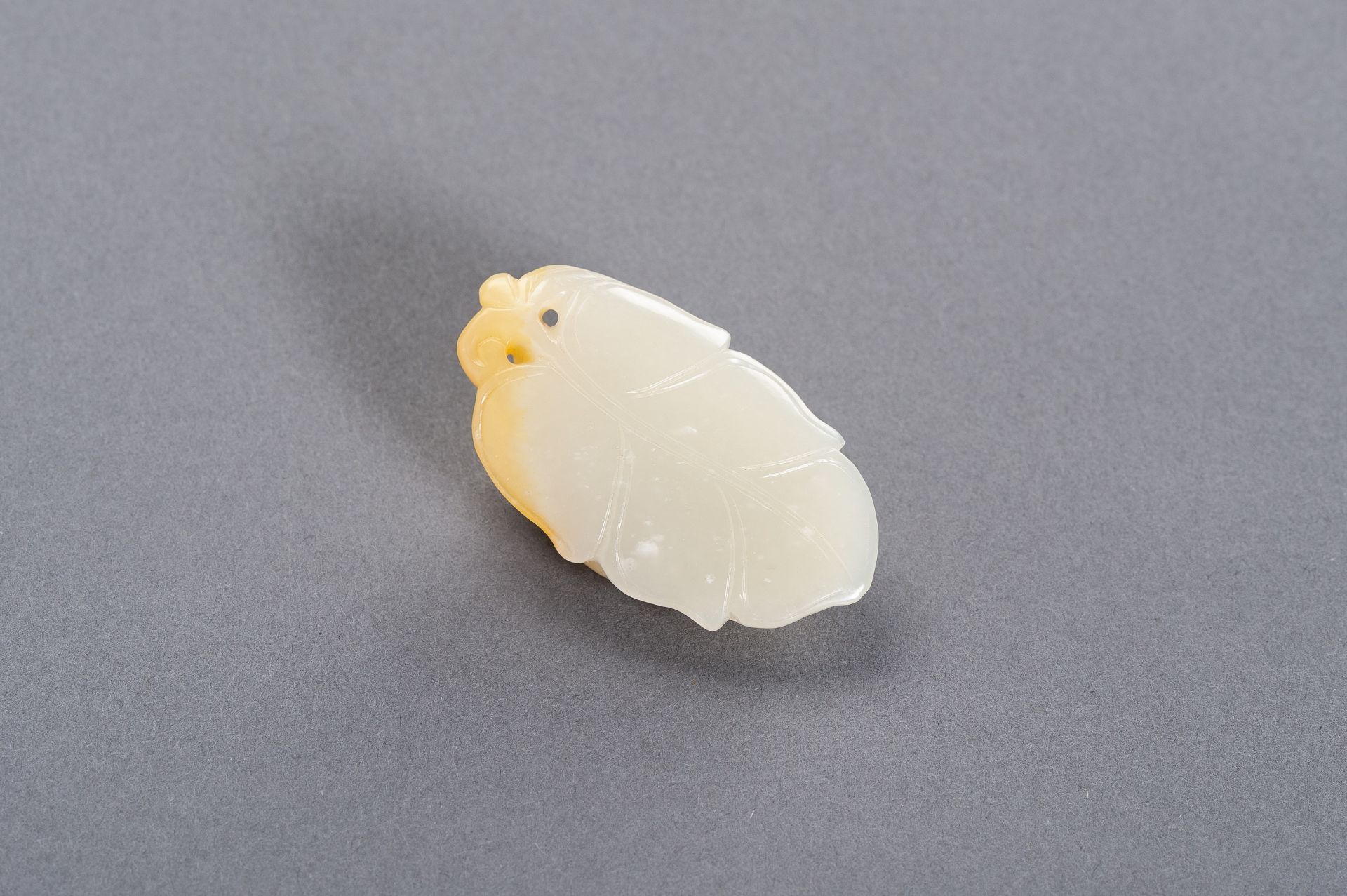 A CELADON AND YELLOW JADE 'CAT ON LEAF' PENDANT, LATE QING TO REPUBLIC - Image 6 of 7