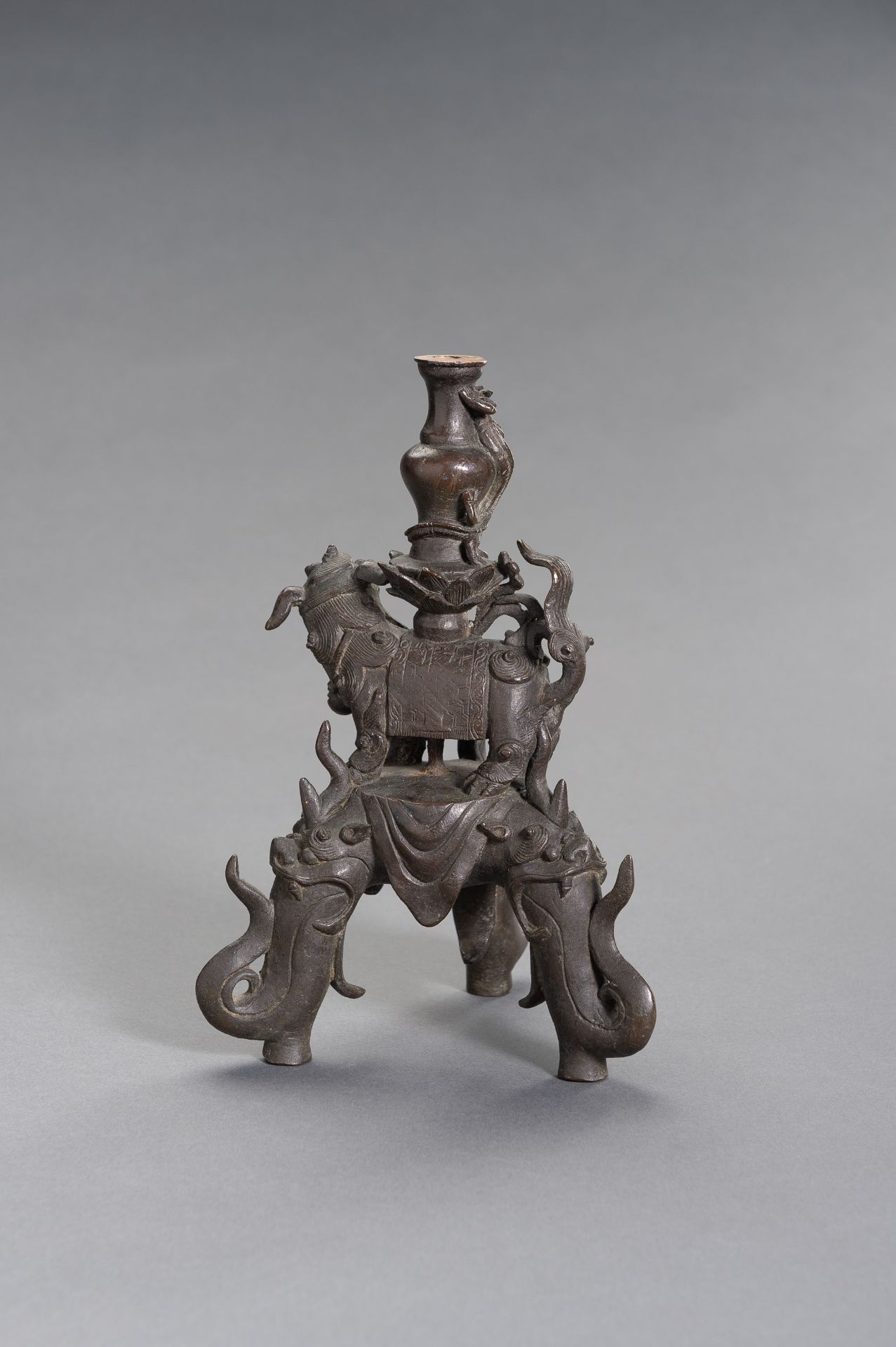 A FIGURAL CHINESE BRONZE LAMP STAND - Image 7 of 9