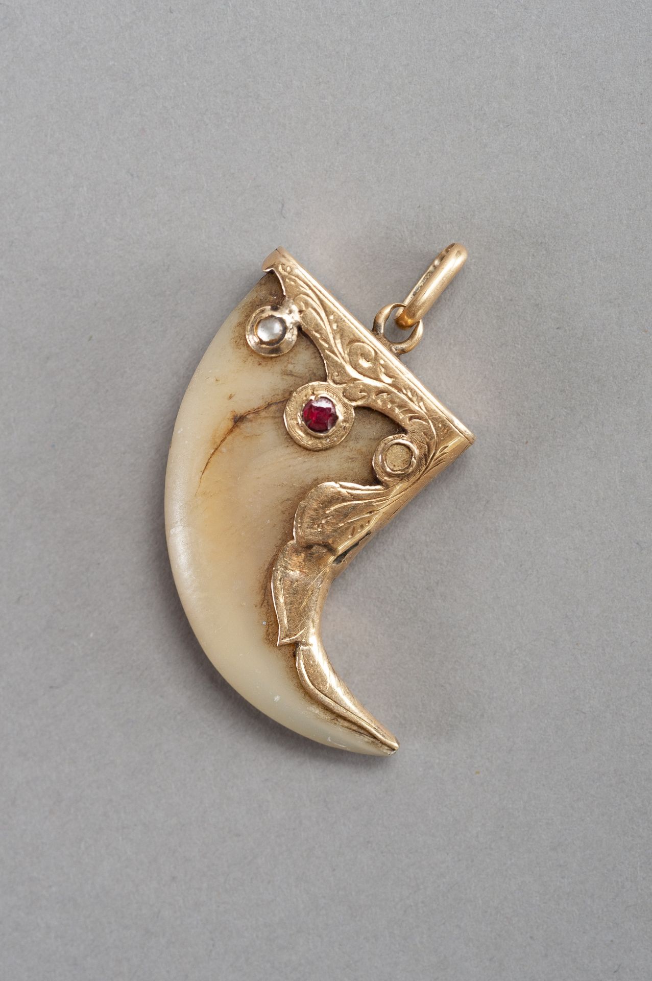 A GOLD AND GEMSTONE SET TIGER CLAW PENDANT - Image 3 of 4