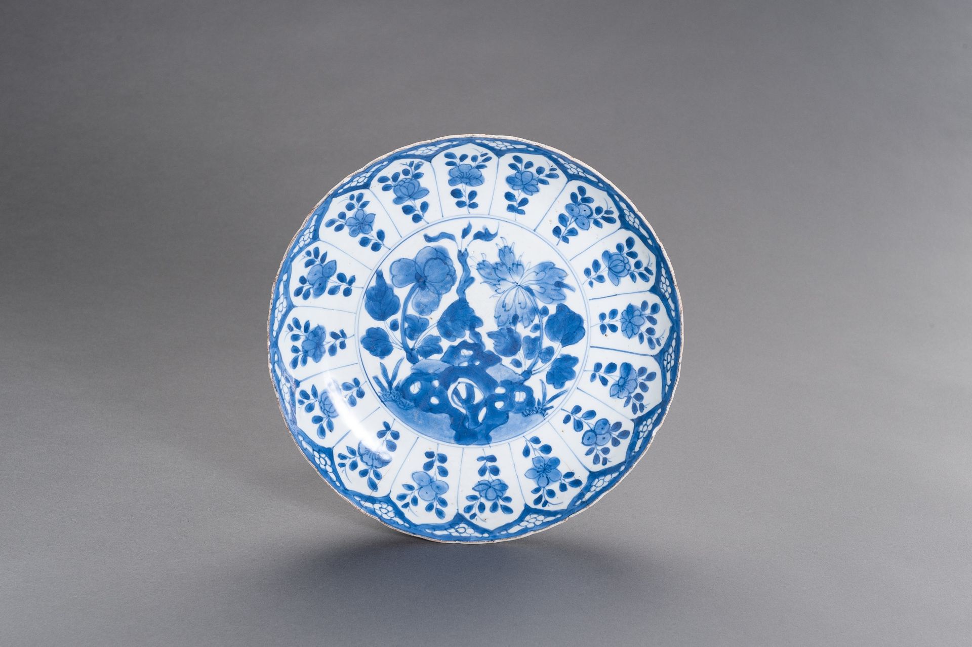A BLUE AND WHITE PORCELAIN 'FLORAL' DISH, KANGXI - Image 5 of 8